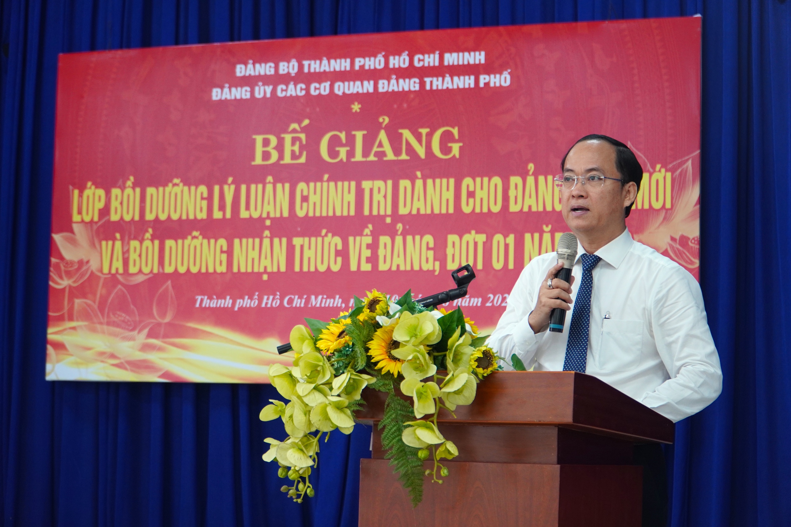 TPHCM: Trao gần 250 giấy chứng nhận cho lớp bồi dưỡng lý luận chính trị và nhận thức Đảng - Ảnh 3.