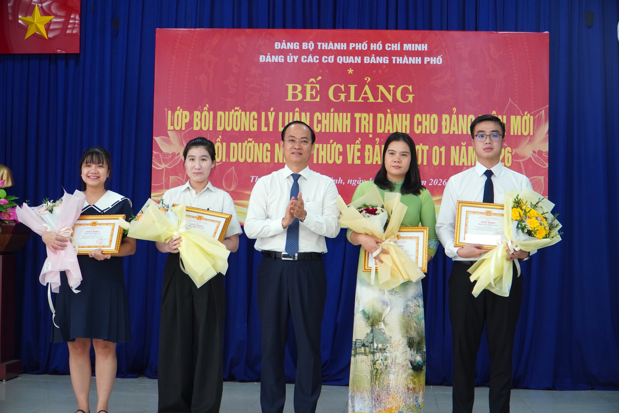 TPHCM: Trao gần 250 giấy chứng nhận cho lớp bồi dưỡng lý luận chính trị và nhận thức Đảng - Ảnh 4.