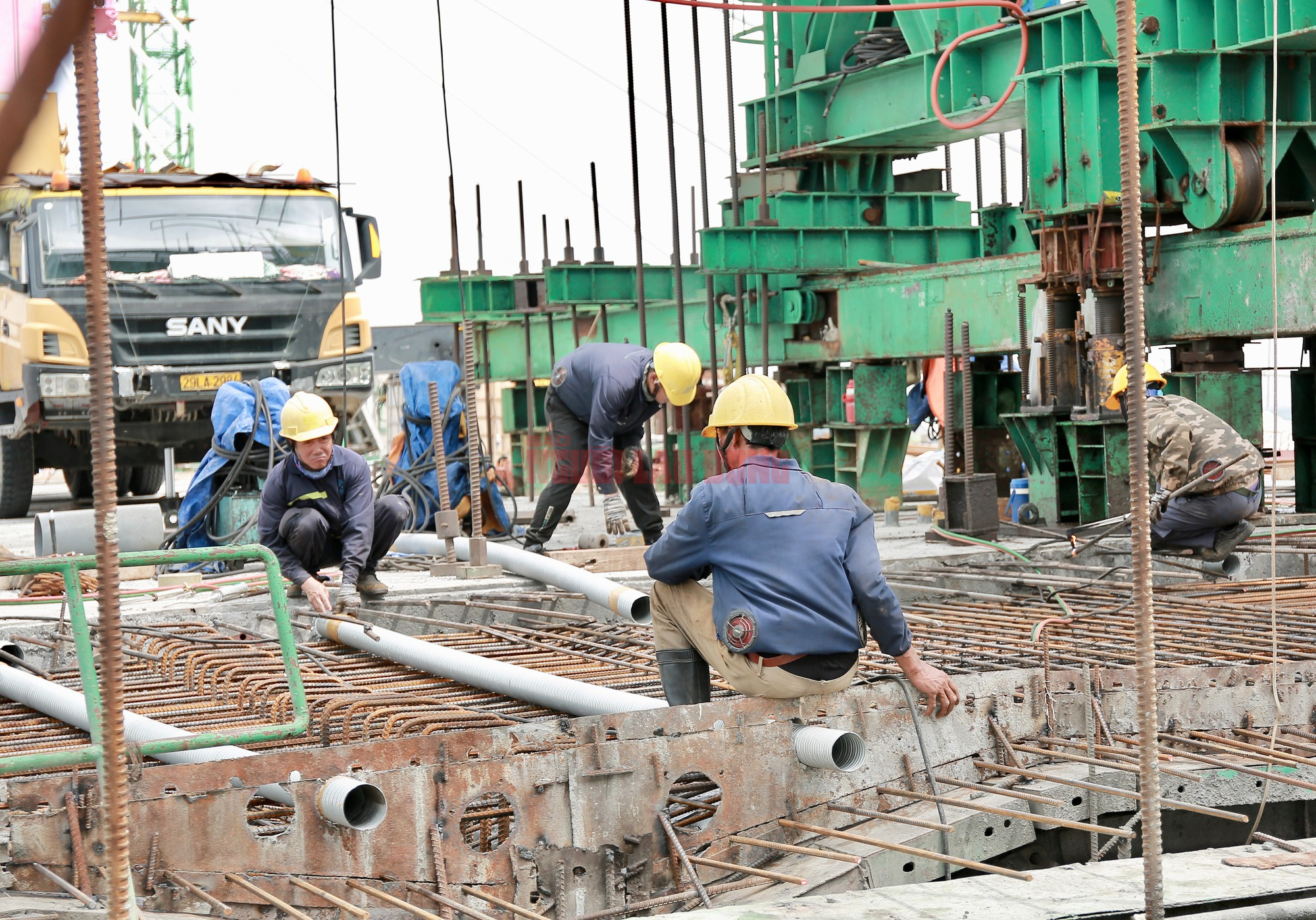 Cận cảnh cầu Phước An trước ngày hợp long - Ảnh 2.
