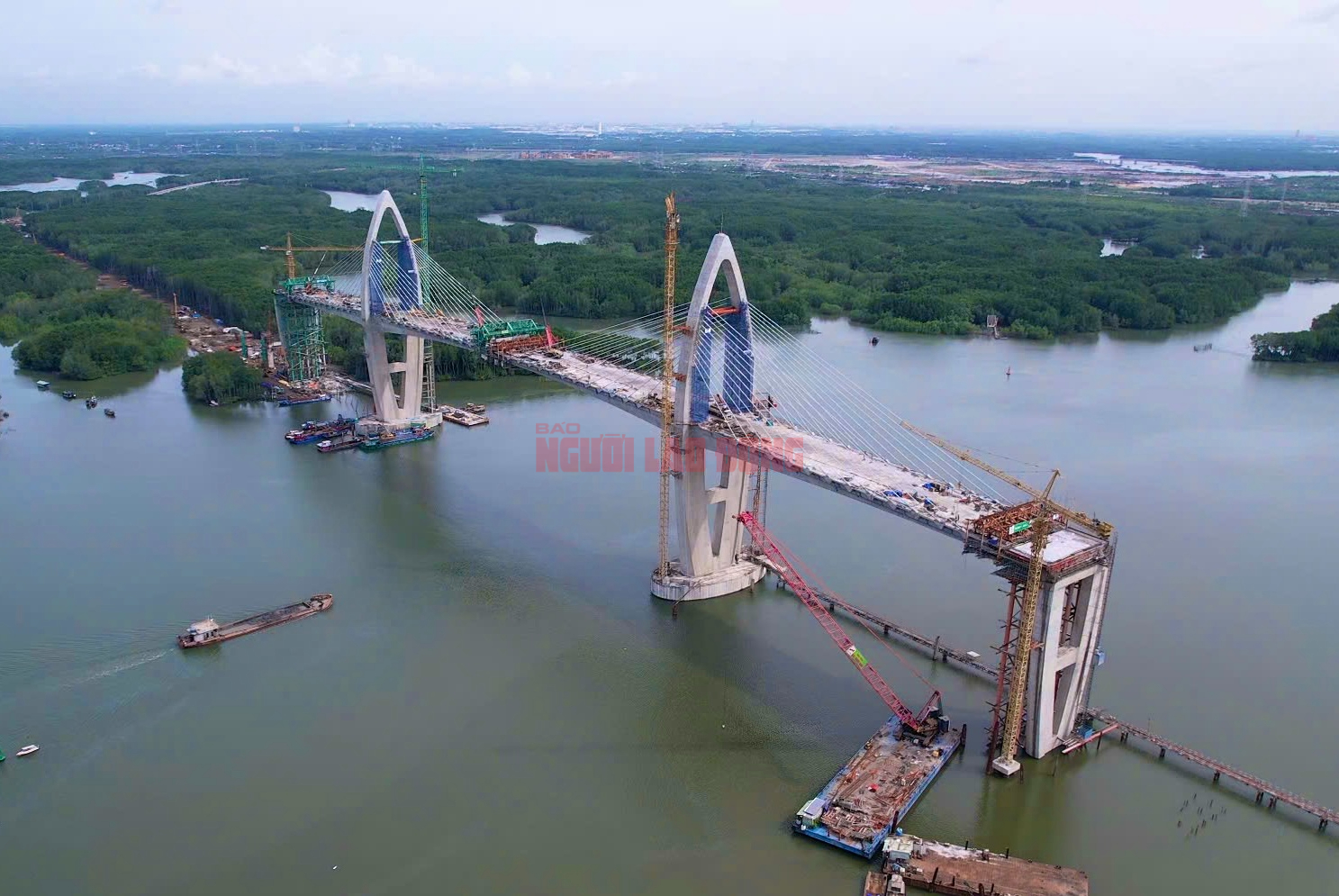 Cận cảnh cầu Phước An trước ngày hợp long - Ảnh 4.
