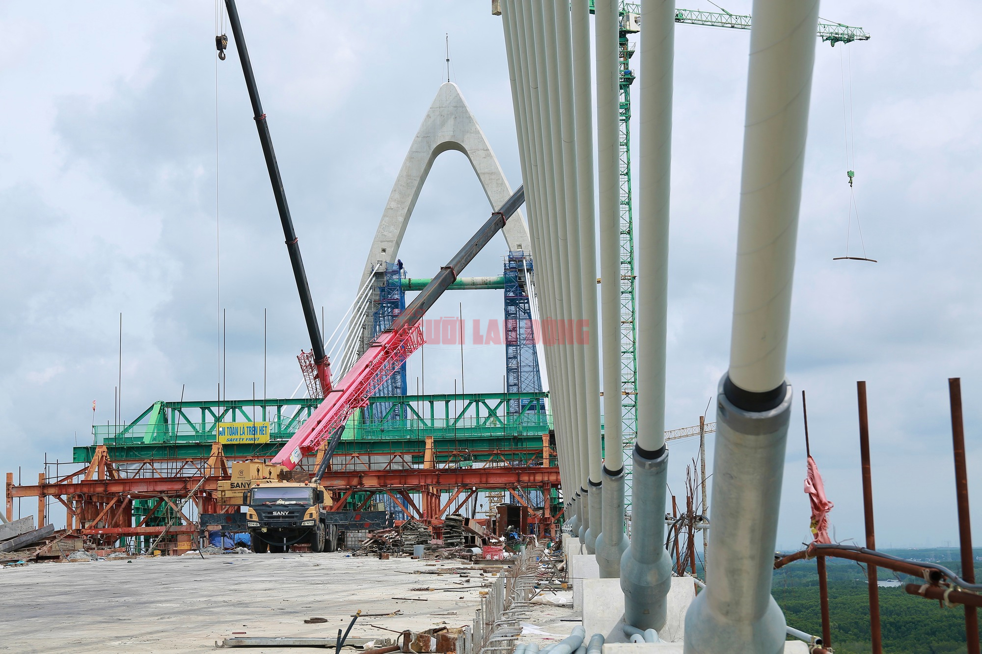 Cận cảnh cầu Phước An trước ngày hợp long - Ảnh 5.