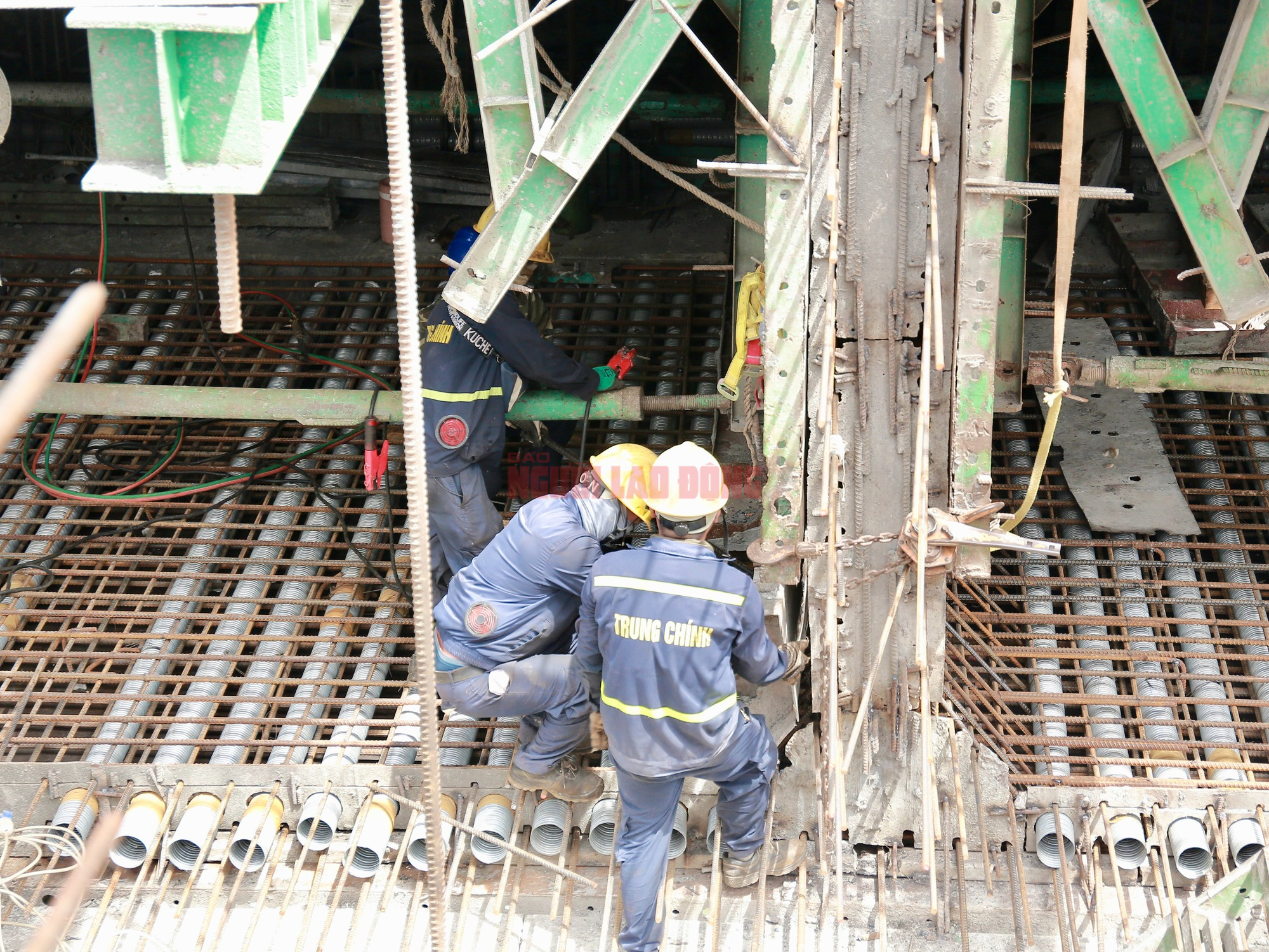 Cận cảnh cầu Phước An trước ngày hợp long - Ảnh 7.
