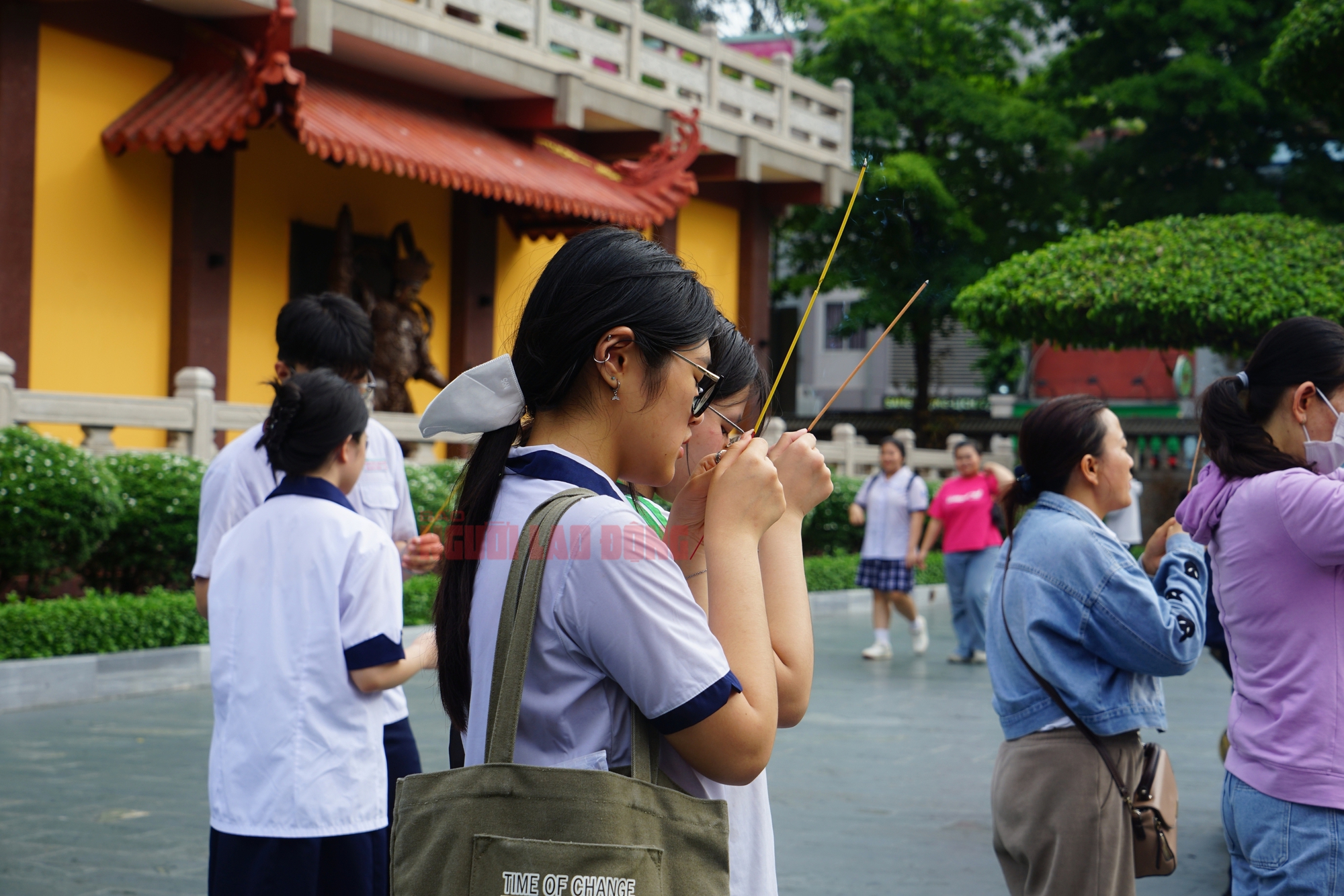 V&agrave;i giờ trước kỳ thi THPT, th&iacute; sinh rủ nhau cầu may - Ảnh 1.