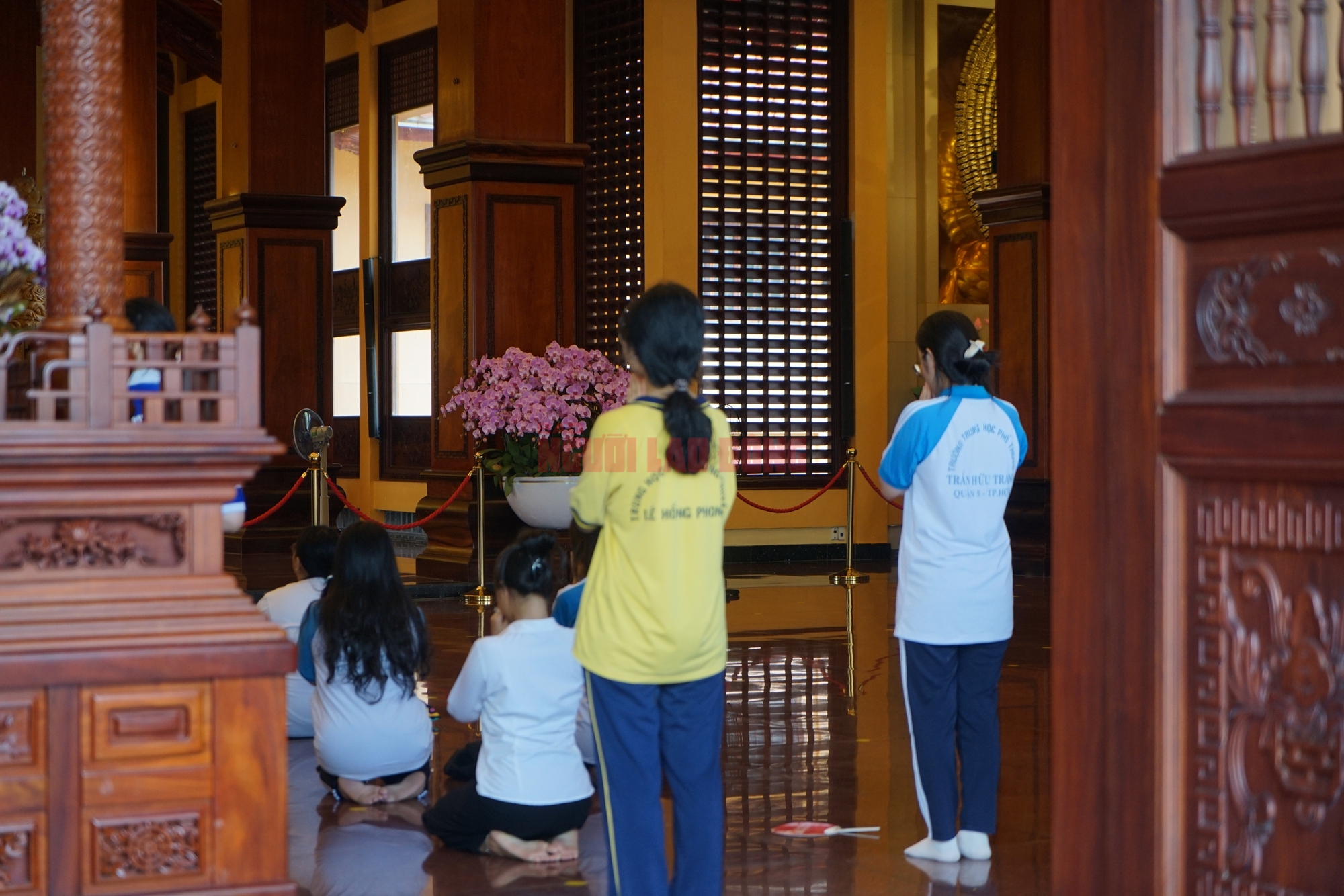 V&agrave;i giờ trước kỳ thi THPT, th&iacute; sinh rủ nhau cầu may - Ảnh 2.