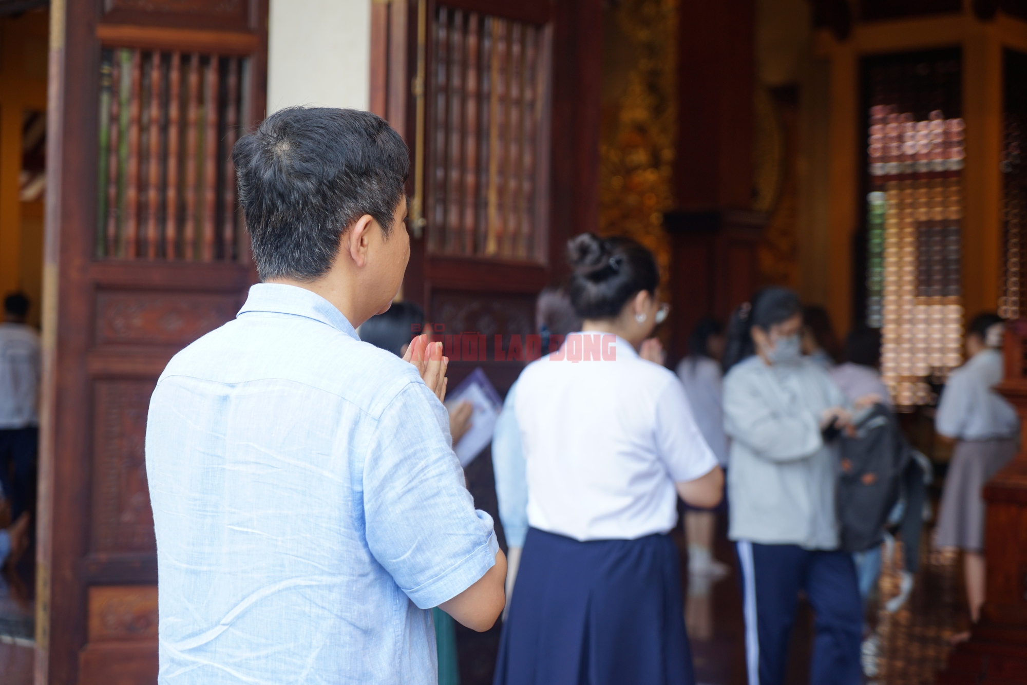 V&agrave;i giờ trước kỳ thi THPT, th&iacute; sinh rủ nhau cầu may - Ảnh 5.