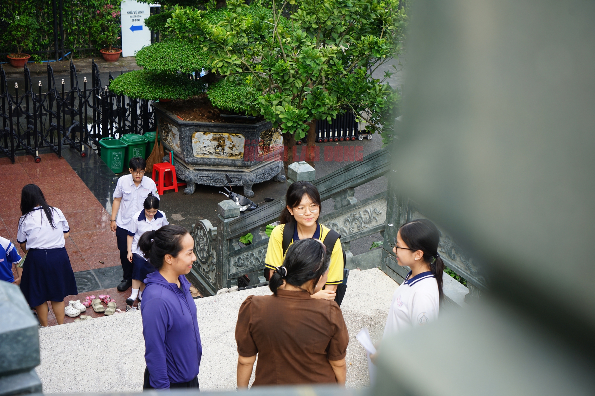 V&agrave;i giờ trước kỳ thi THPT, th&iacute; sinh rủ nhau cầu may - Ảnh 6.
