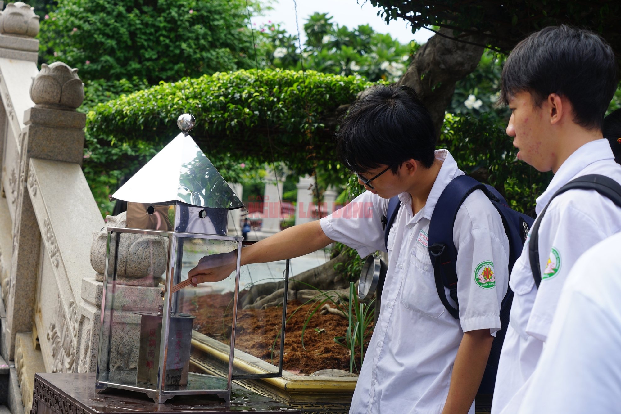 V&agrave;i giờ trước kỳ thi THPT, th&iacute; sinh rủ nhau cầu may - Ảnh 7.