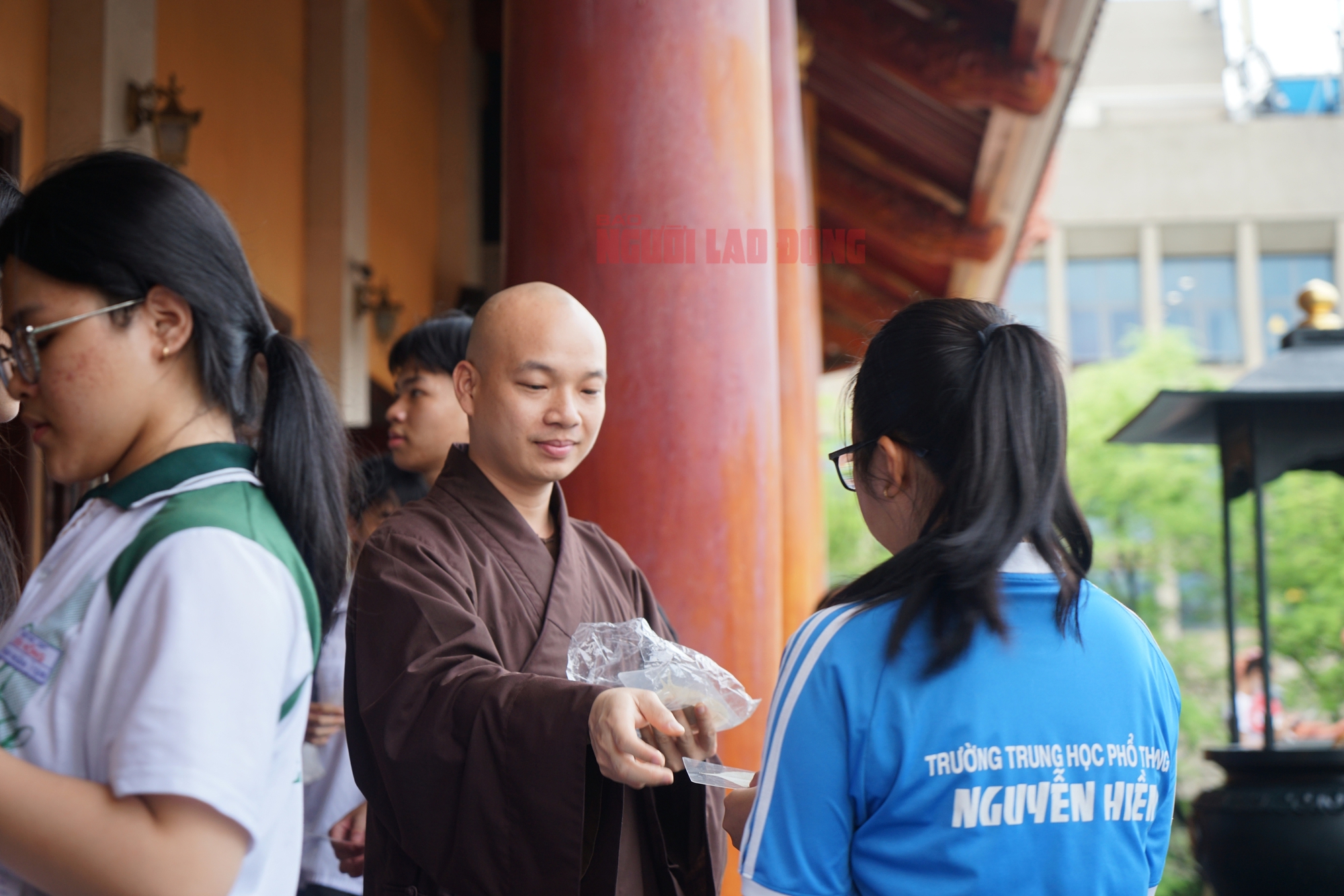 V&agrave;i giờ trước kỳ thi THPT, th&iacute; sinh rủ nhau cầu may - Ảnh 9.