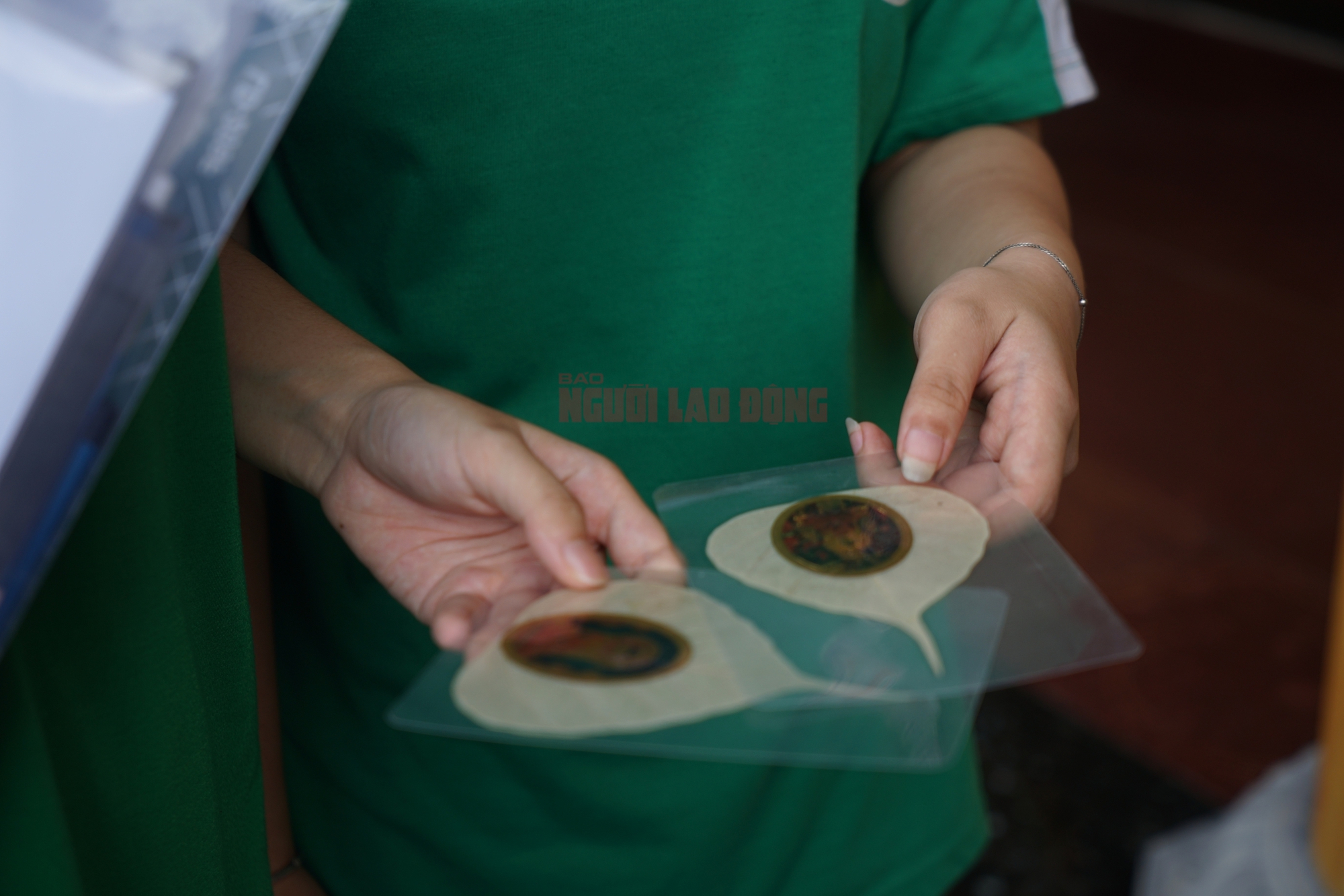 V&agrave;i giờ trước kỳ thi THPT, th&iacute; sinh rủ nhau cầu may - Ảnh 12.
