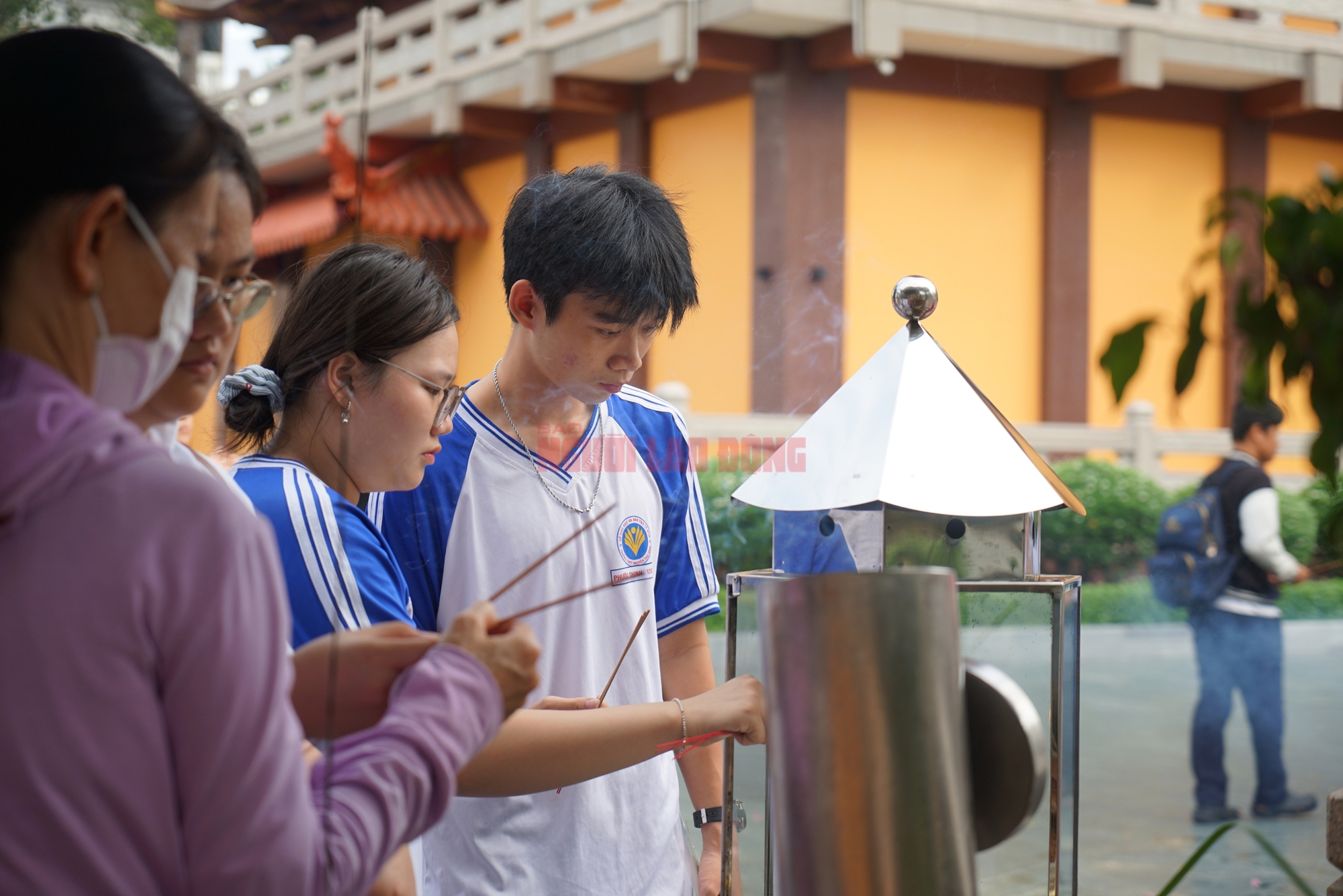 V&agrave;i giờ trước kỳ thi THPT, th&iacute; sinh rủ nhau cầu may - Ảnh 16.