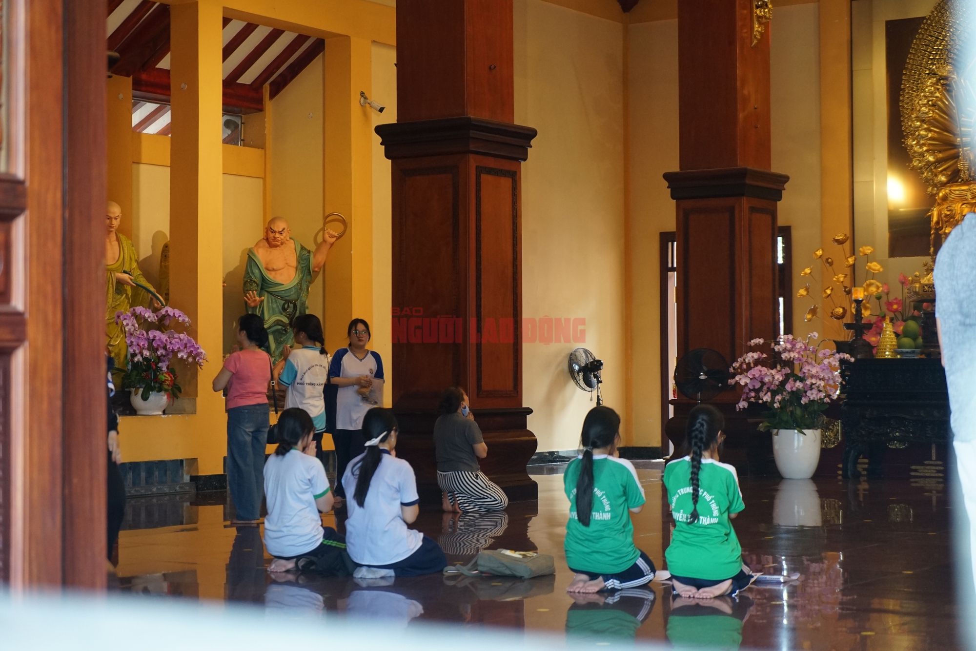 V&agrave;i giờ trước kỳ thi THPT, th&iacute; sinh rủ nhau cầu may - Ảnh 17.