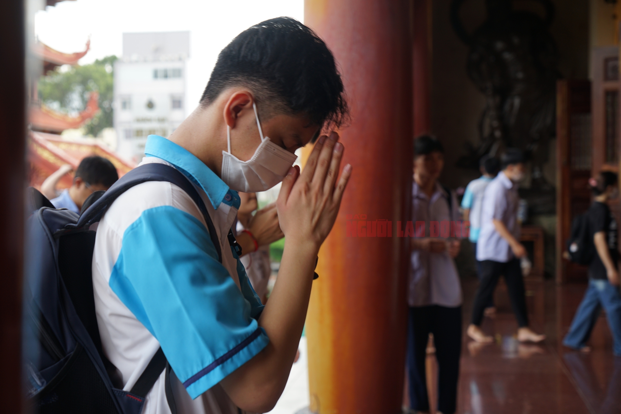 V&agrave;i giờ trước kỳ thi THPT, th&iacute; sinh rủ nhau cầu may - Ảnh 18.