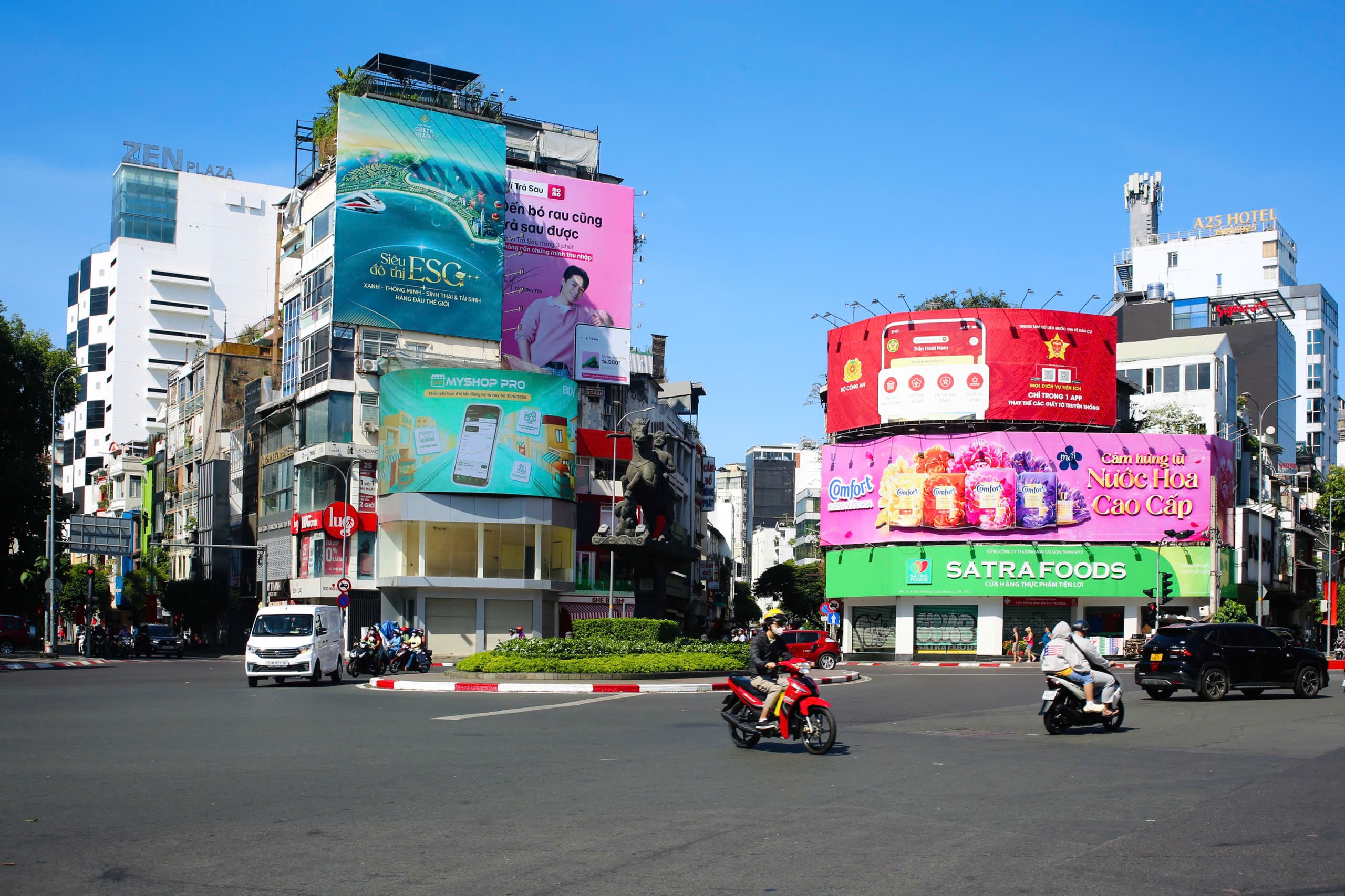 TPHCM siết quản lý biển quảng cáo trên vỉa hè - Ảnh 1.