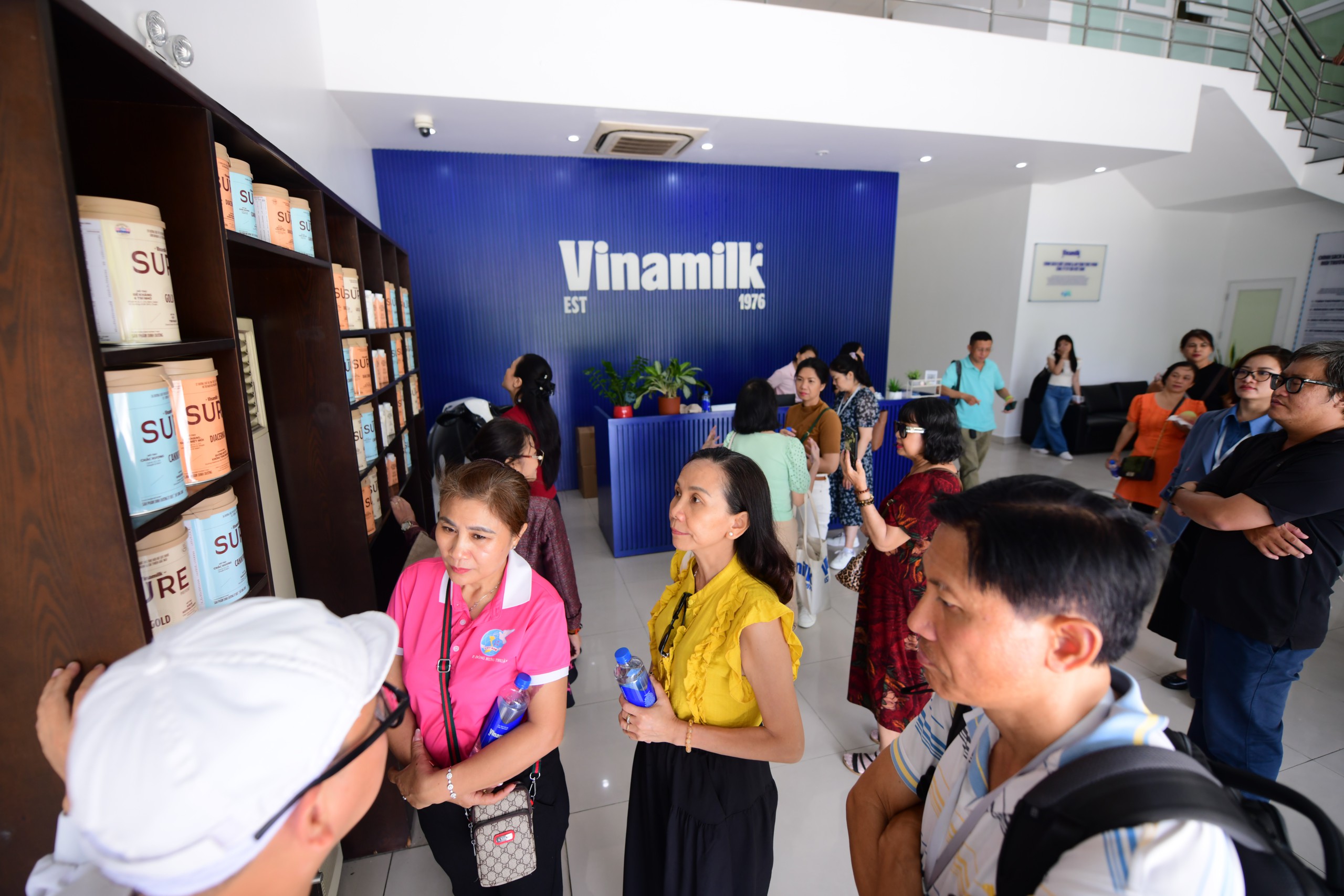 Vinamilk đón thế hệ “đồng niên” tham quan nhà máy - Ảnh 2.