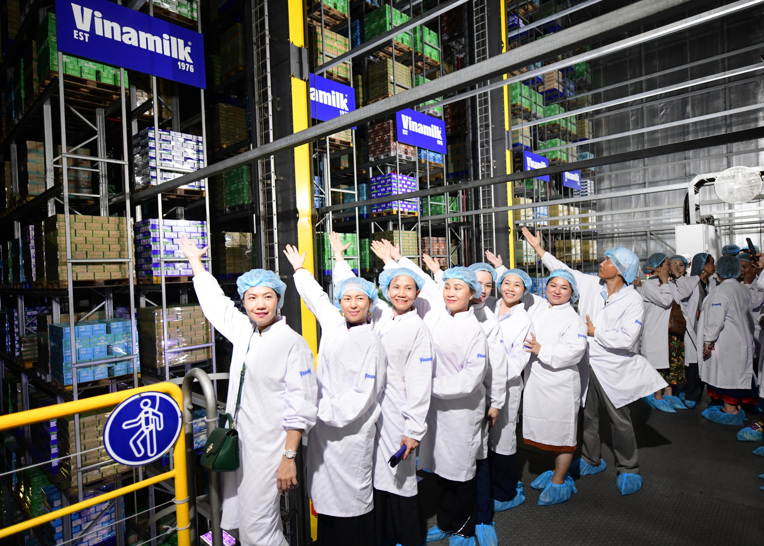 Vinamilk đón thế hệ “đồng niên” tham quan nhà máy - Ảnh 4.
