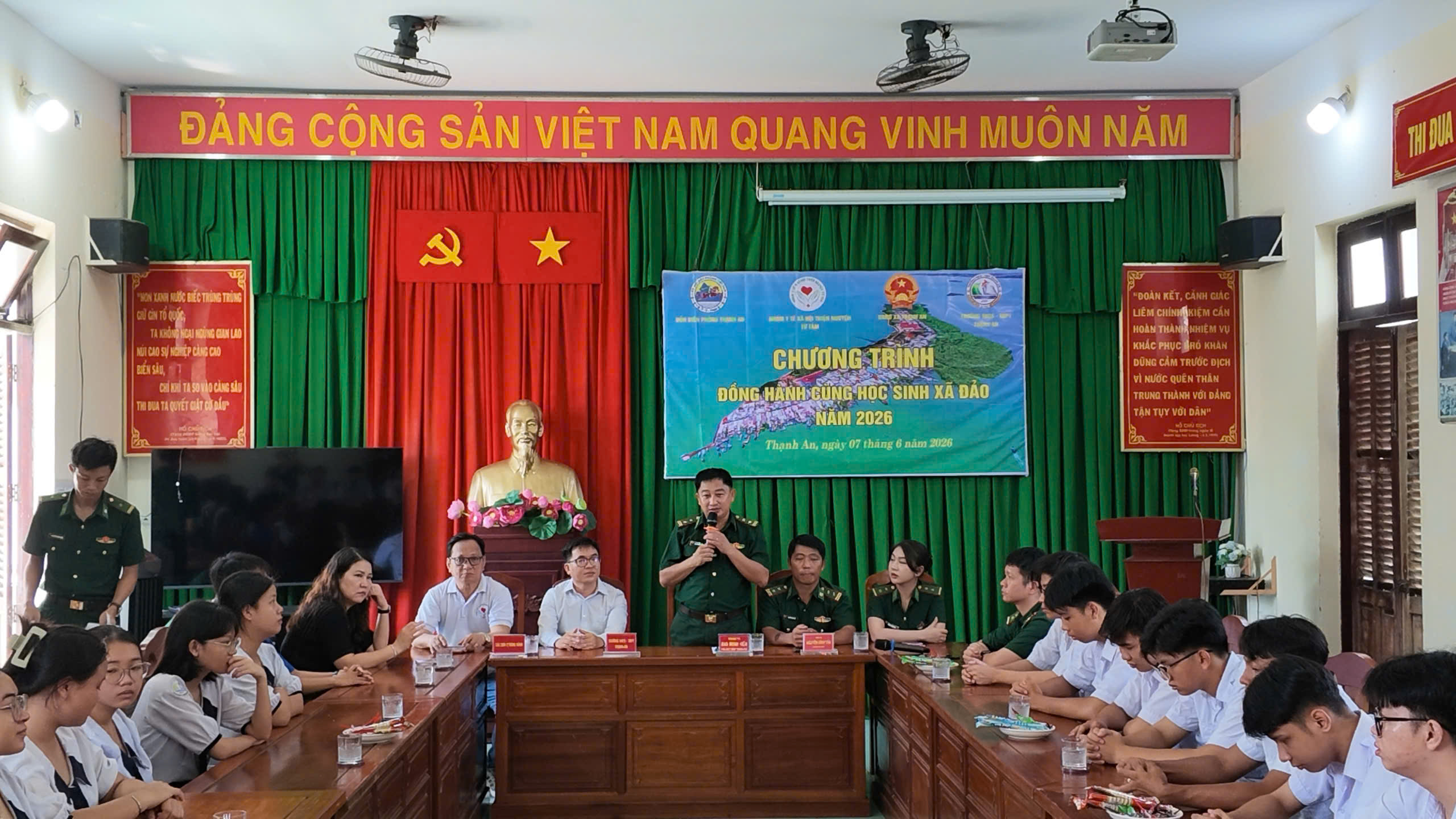 Chuyến đ&ograve; đặc biệt đưa 30 sĩ tử x&atilde; đảo Thạnh An "vượt s&oacute;ng" đi thi - Ảnh 3.
