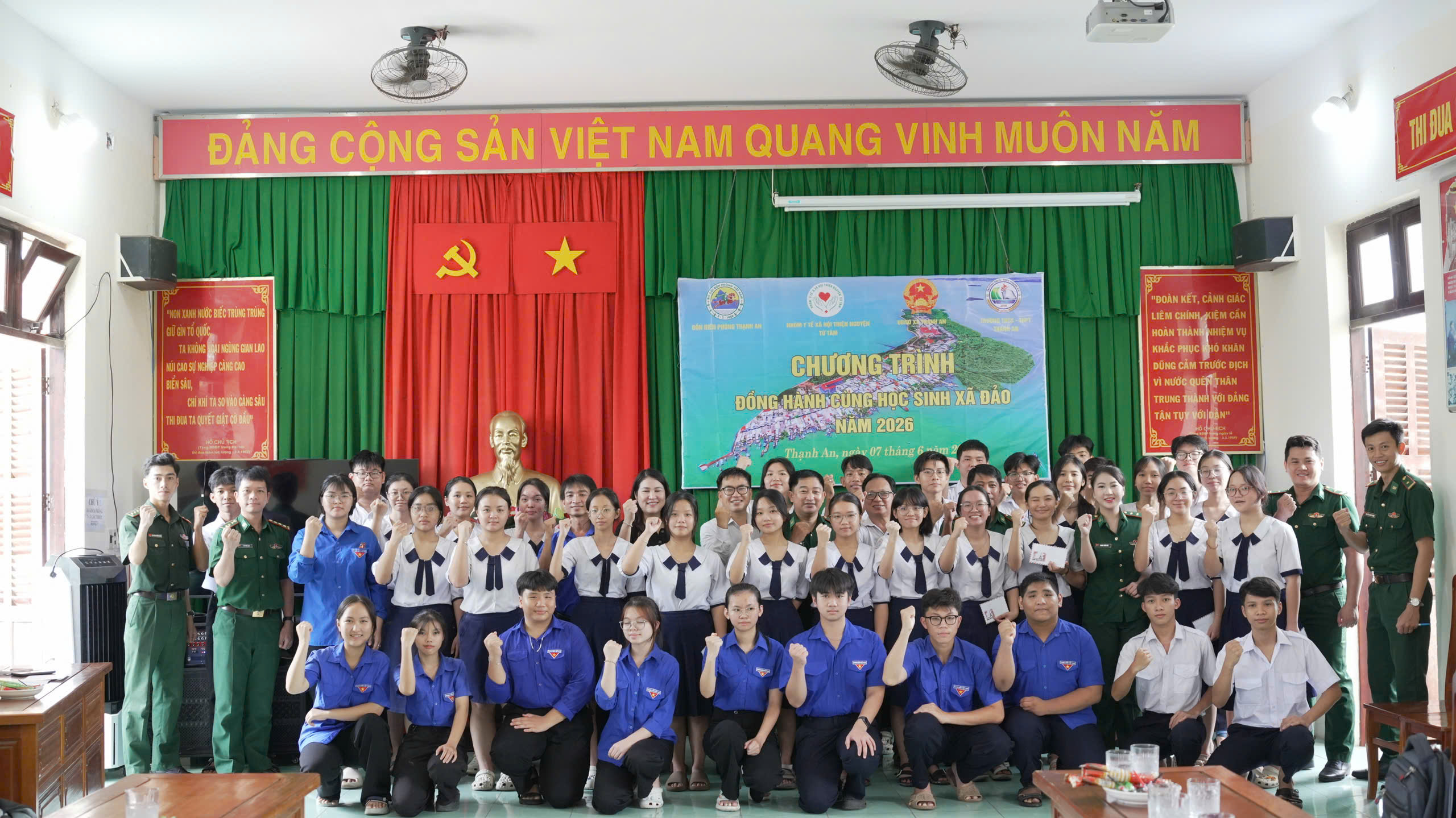 Chuyến đ&ograve; đặc biệt đưa 30 sĩ tử x&atilde; đảo Thạnh An "vượt s&oacute;ng" đi thi - Ảnh 4.