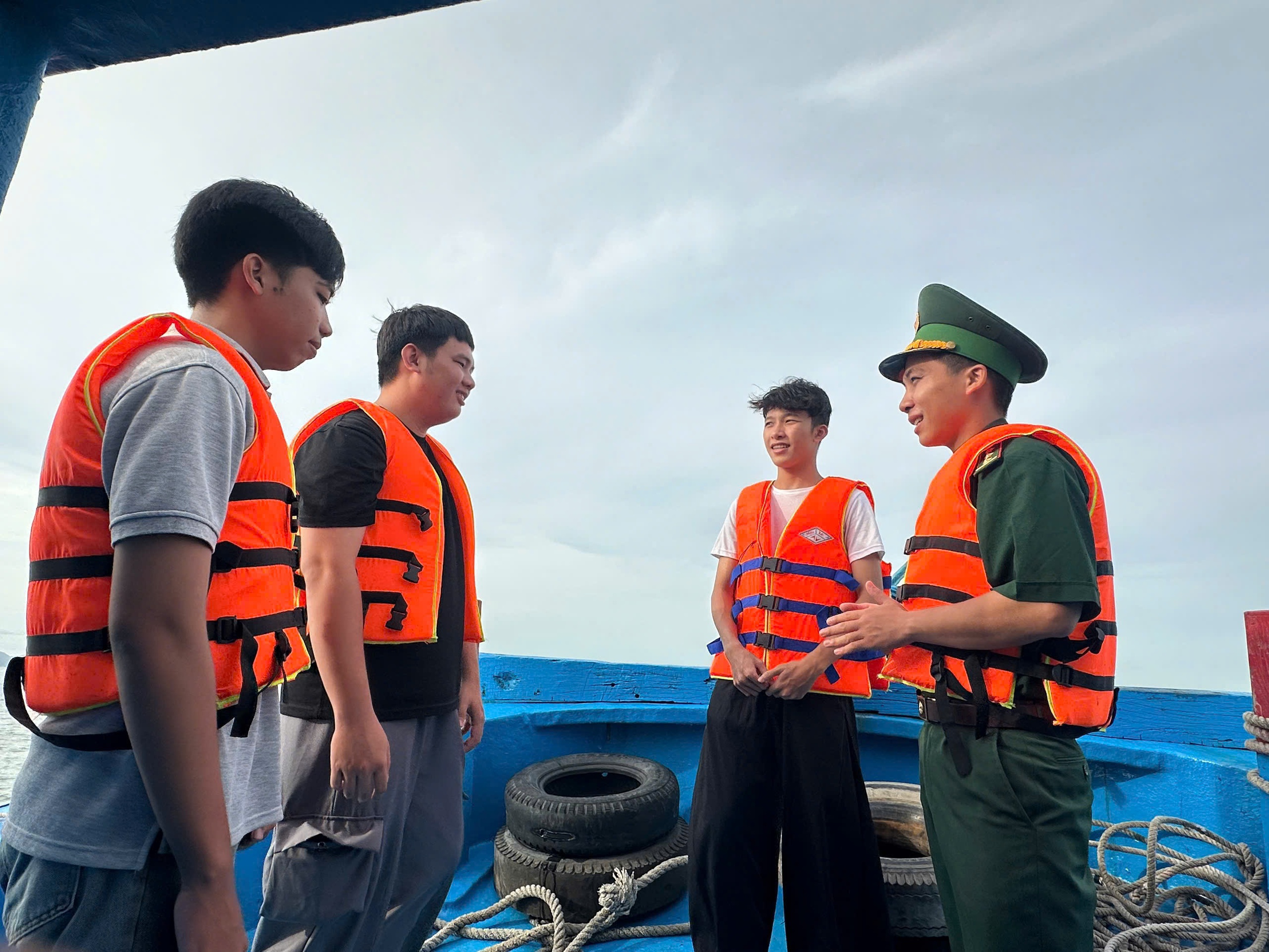 Chuyến đ&ograve; đặc biệt đưa 30 sĩ tử x&atilde; đảo Thạnh An "vượt s&oacute;ng" đi thi - Ảnh 1.