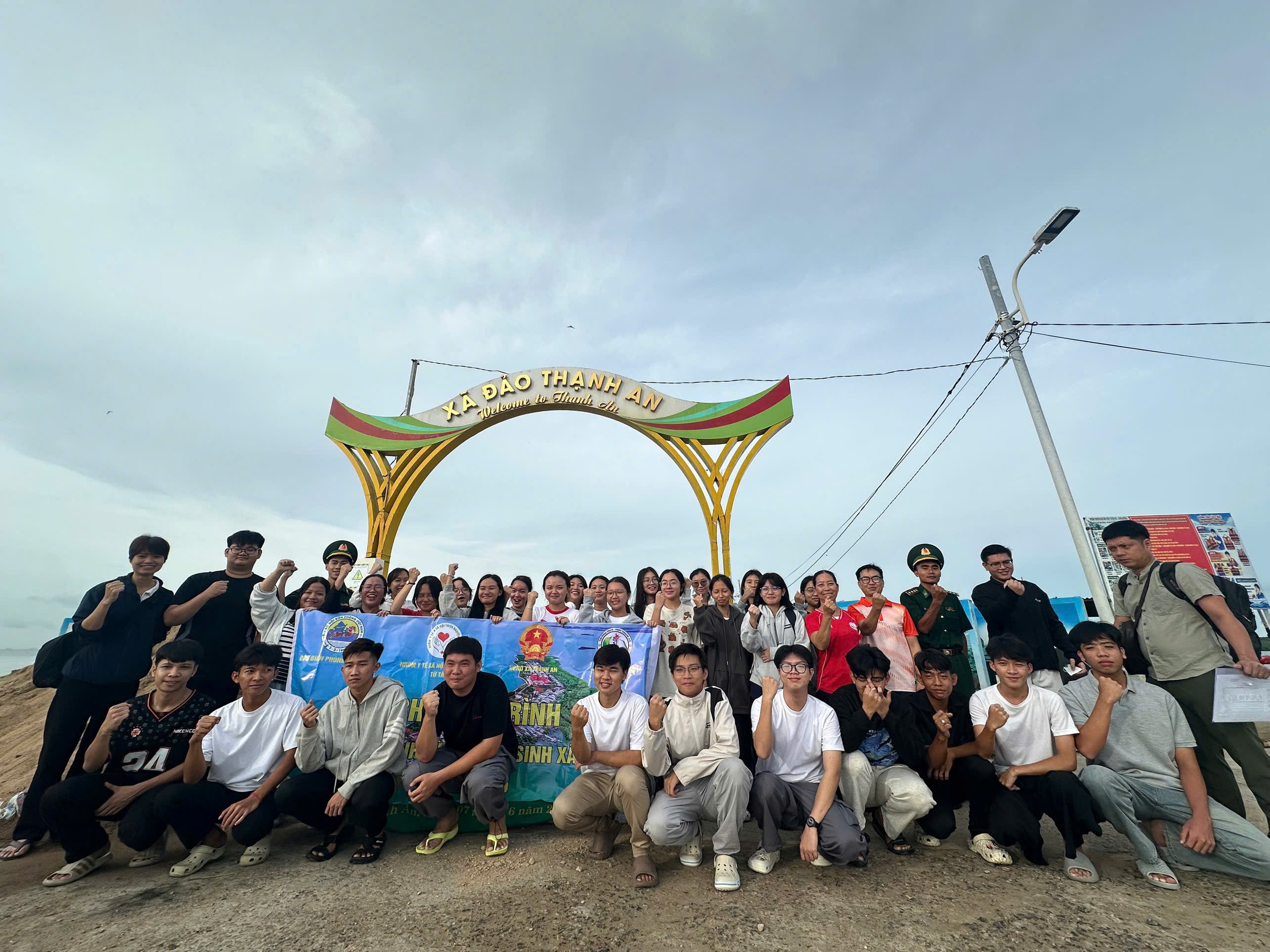 Chuyến đ&ograve; đặc biệt đưa 30 sĩ tử x&atilde; đảo Thạnh An "vượt s&oacute;ng" đi thi - Ảnh 2.