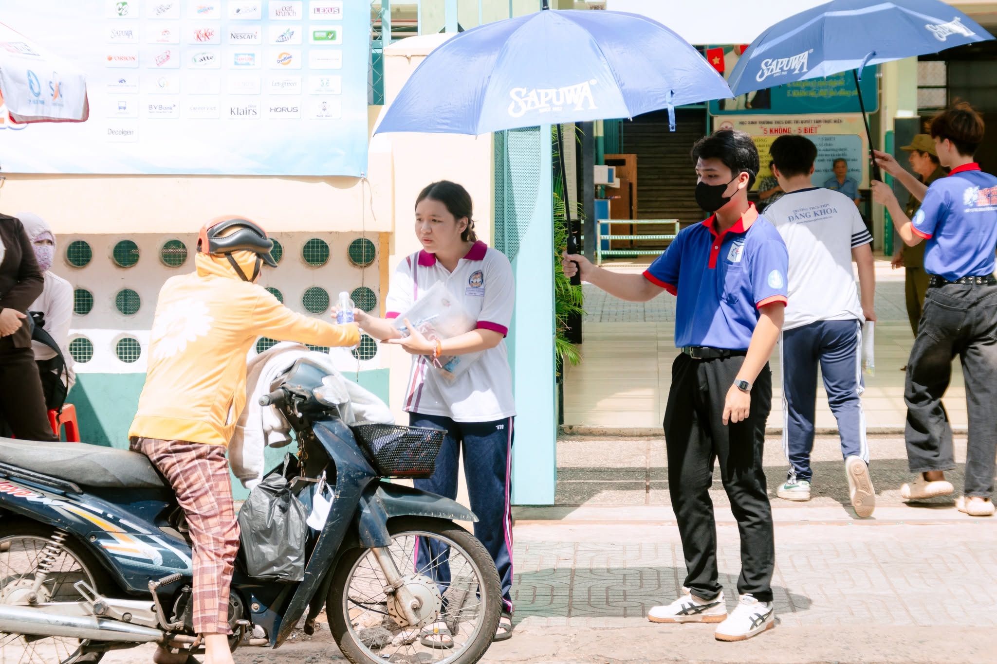 Những món quà nhỏ, hành động đẹp ấm lòng sĩ tử - Ảnh 4.