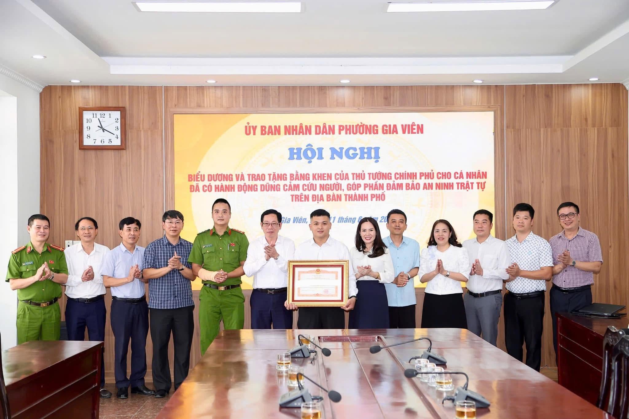 Thủ tướng tặng bằng khen cho thanh niên dũng cảm cứu người giữa phố Hải Phòng - Ảnh 1. Thủ tướng tặng bằng khen cho thanh niên dũng cảm cứu người giữa phố Hải Phòng - Ảnh 1.