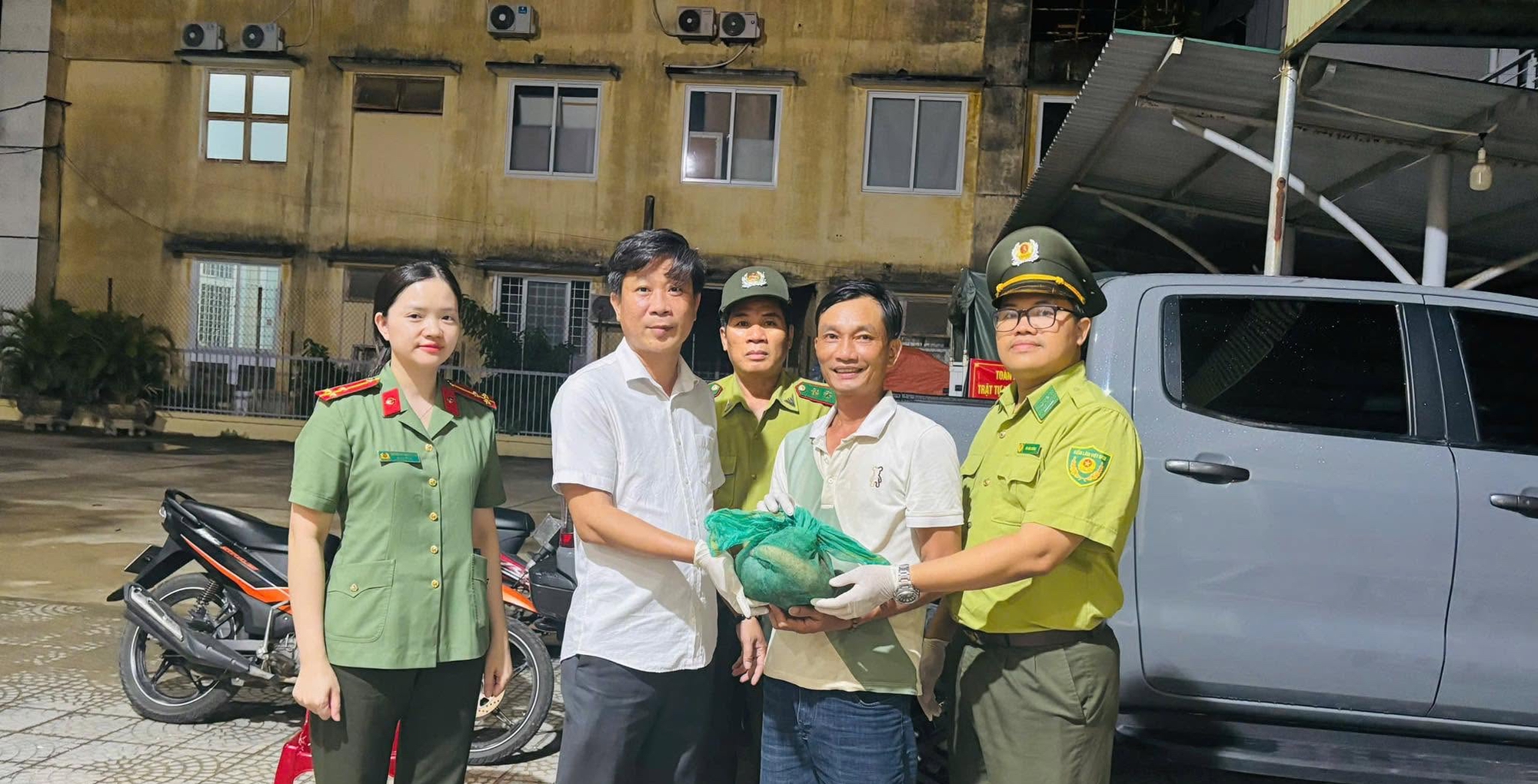 Nhặt được túi chứa tê tê Java qúy hiếm , người đàn ông giao nộp cho phường - Ảnh 1. Nhặt được túi chứa tê tê Java qúy hiếm , người đàn ông giao nộp cho phường - Ảnh 1.