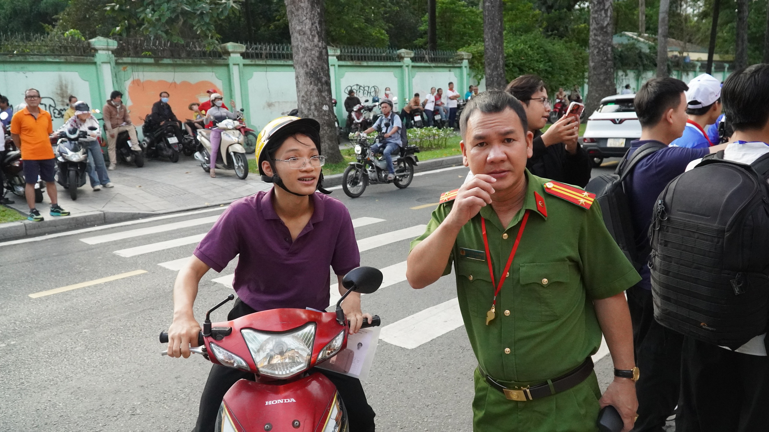 Sĩ tử TPHCM rạng rỡ, tự tin bước vào môn thi đầu tiên - Ảnh 3.