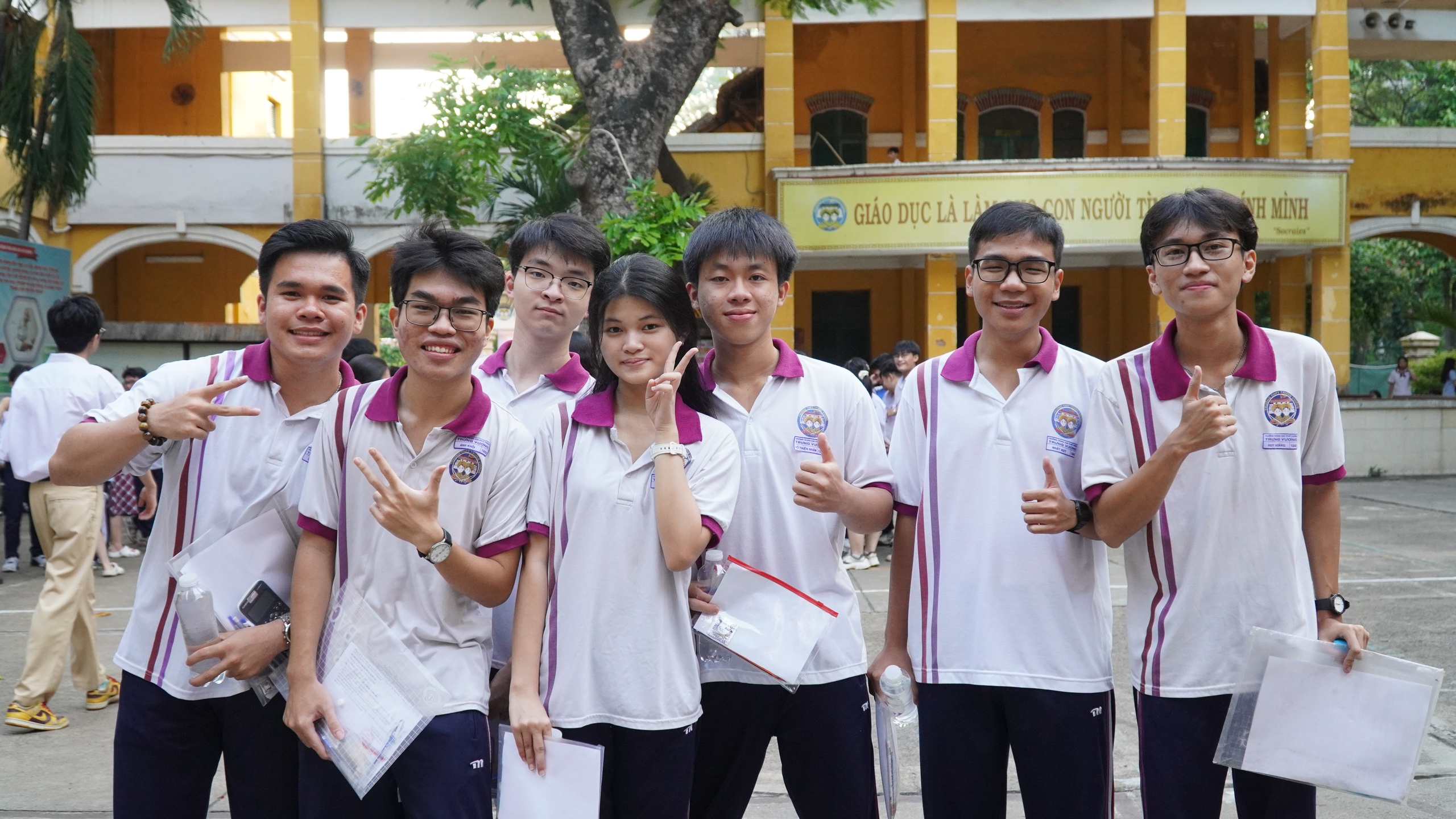 Sĩ tử TPHCM rạng rỡ, tự tin bước vào môn thi đầu tiên - Ảnh 4.