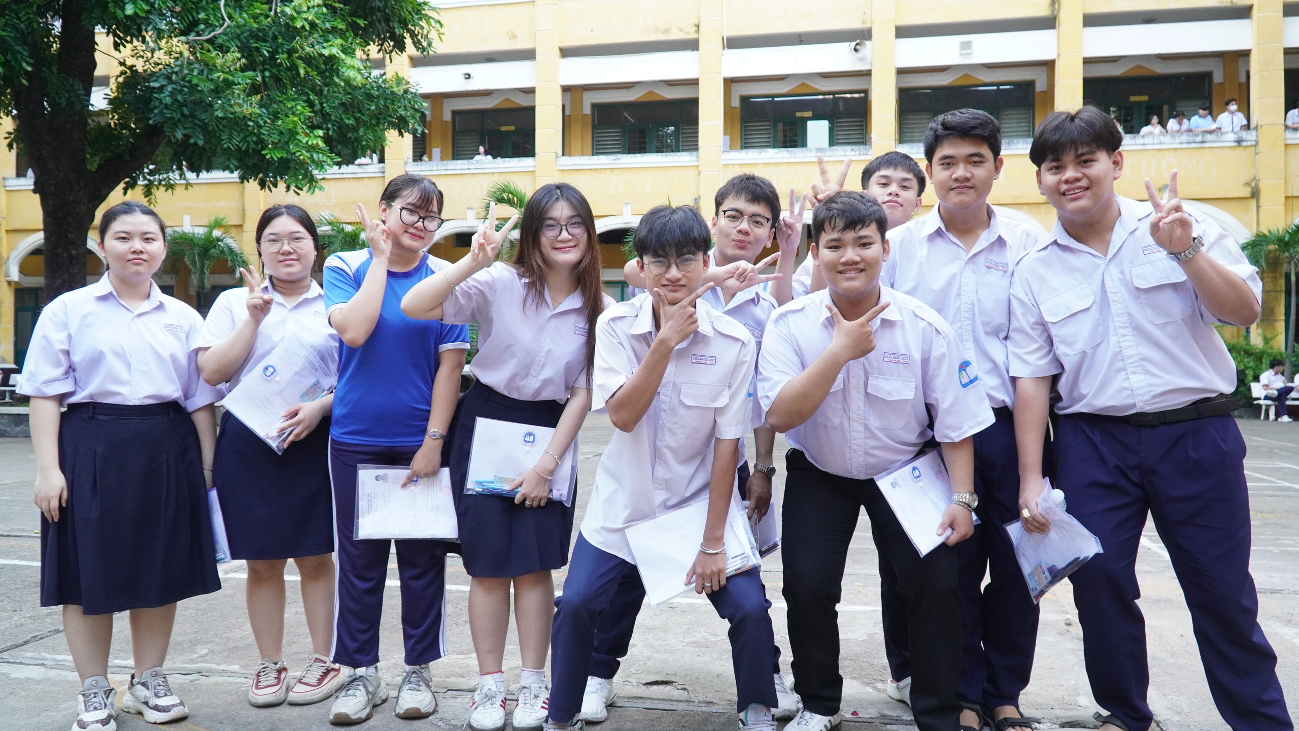 Sĩ tử TPHCM rạng rỡ, tự tin bước vào môn thi đầu tiên - Ảnh 1.