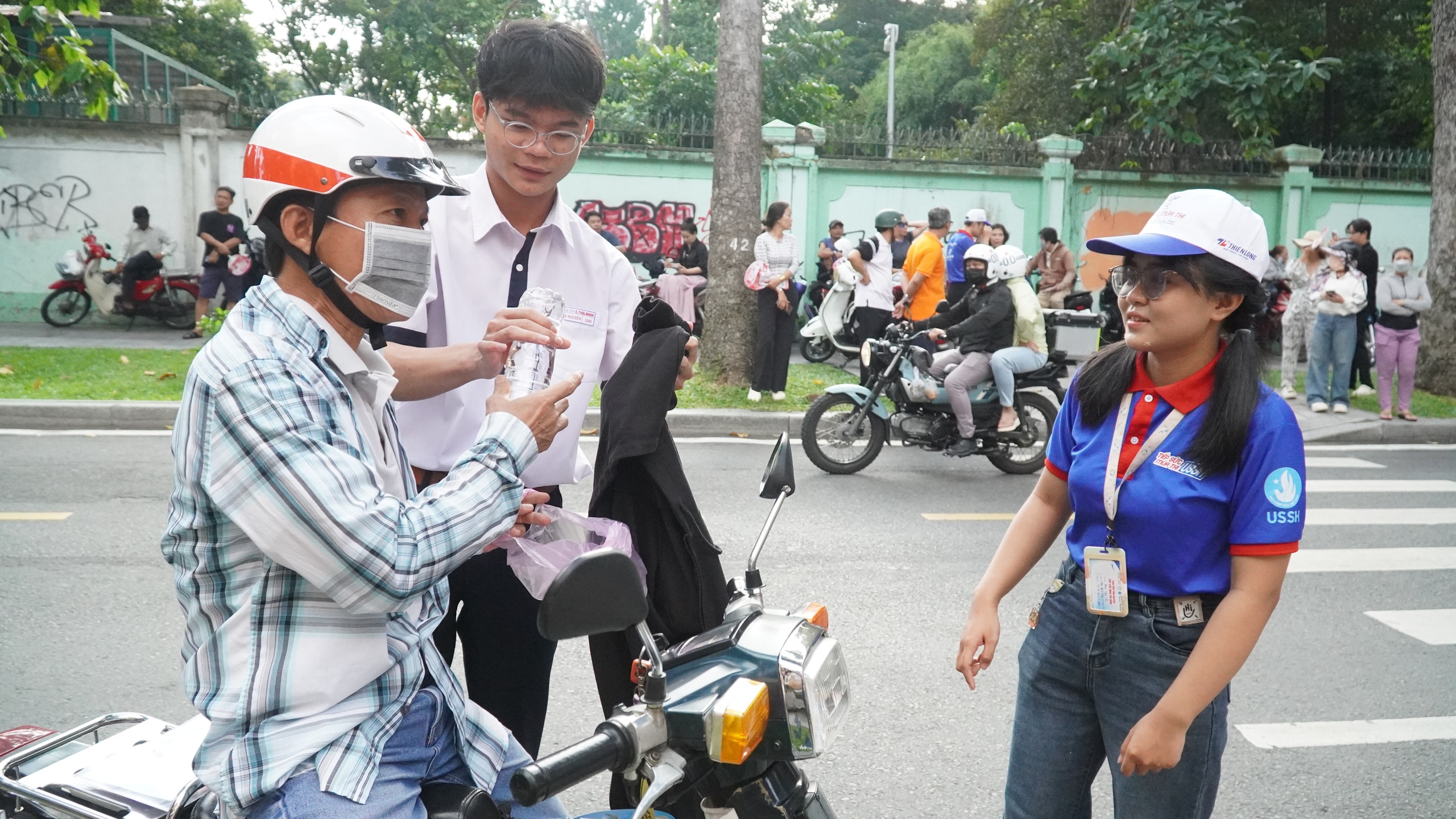 Sĩ tử TPHCM rạng rỡ, tự tin bước vào môn thi đầu tiên - Ảnh 6.