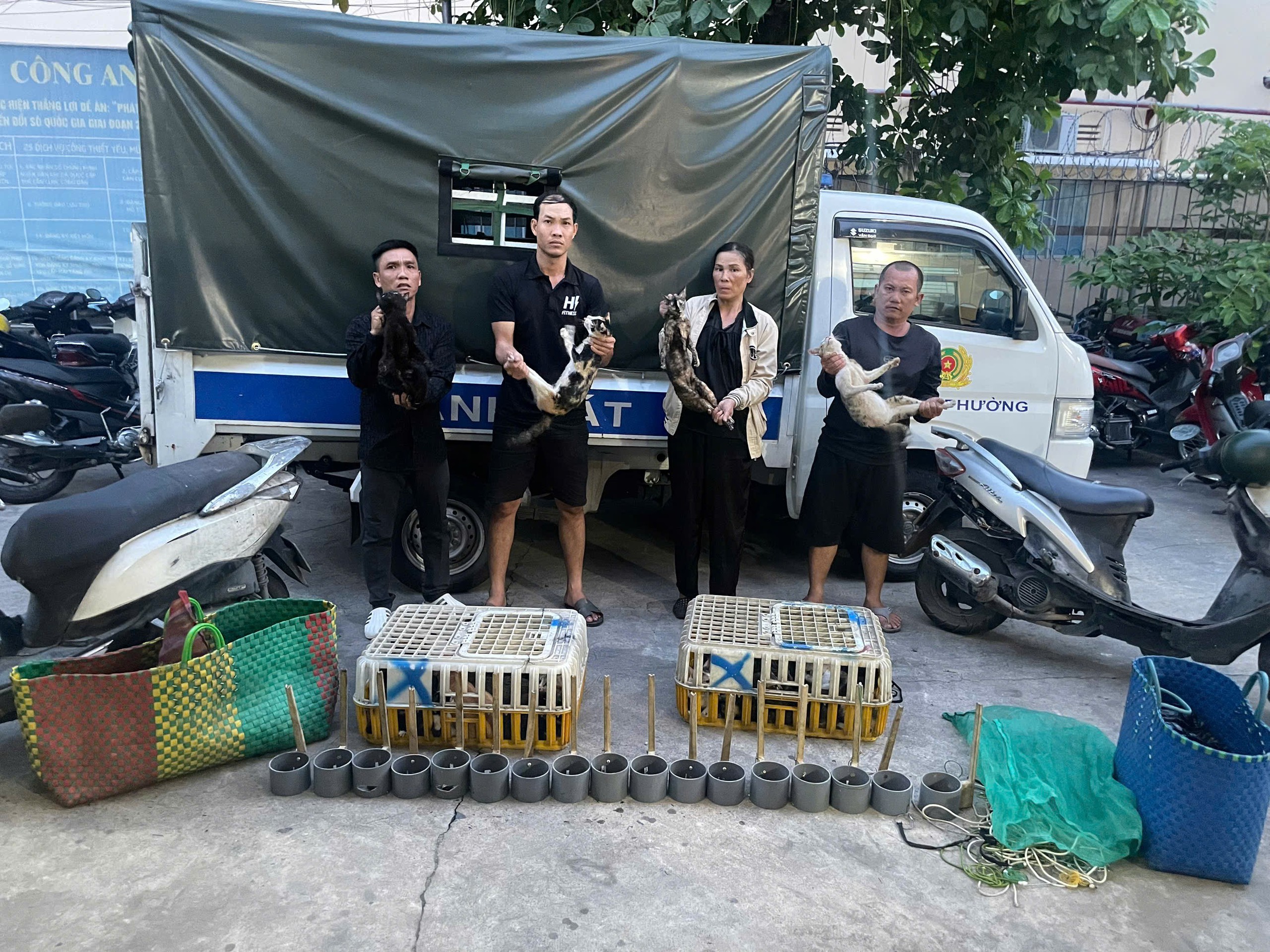 Công an TPHCM tạm giữ 10 người sau khi khám xét bãi xe Trúc Quỳnh - Ảnh 1.