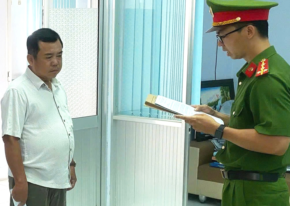 Khởi tố cựu hiệu trưởng và thuộc cấp tại An Giang về vi phạm kế toán nghiêm trọng - Ảnh 1. Khởi tố cựu hiệu trưởng và thuộc cấp tại An Giang về vi phạm kế toán nghiêm trọng - Ảnh 1.
