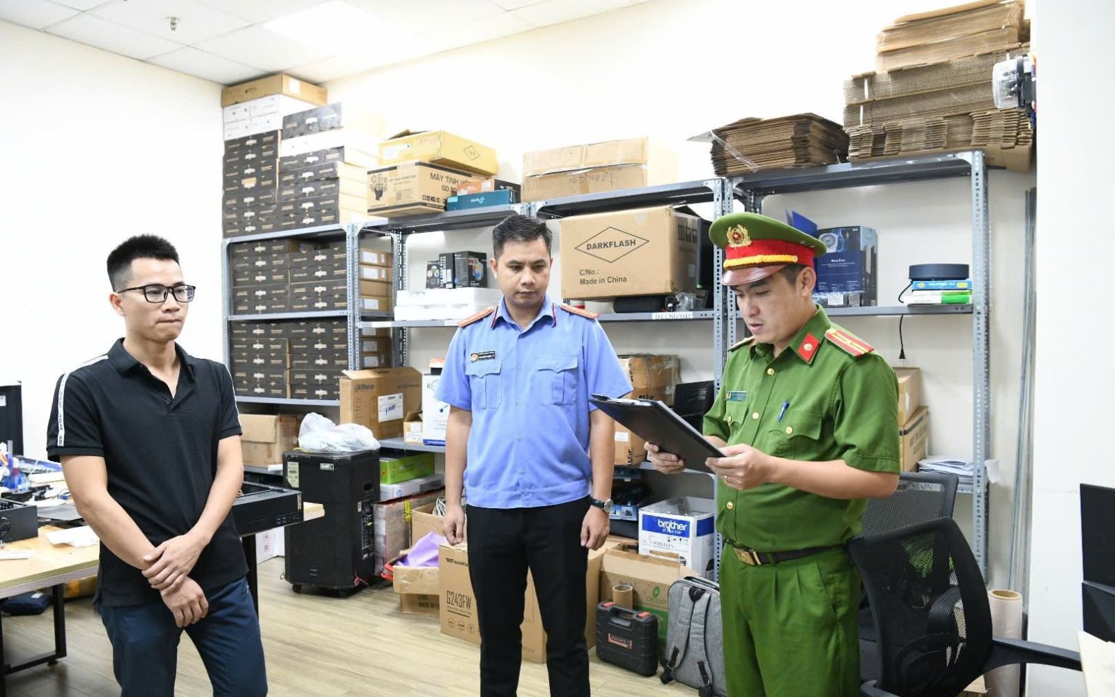 Công ty Máy tính Thánh Gióng phản hồi vụ kiểm tra liên quan đến phần mềm lậu - Ảnh 2. Công ty Máy tính Thánh Gióng phản hồi vụ kiểm tra liên quan đến phần mềm lậu - Ảnh 2.
