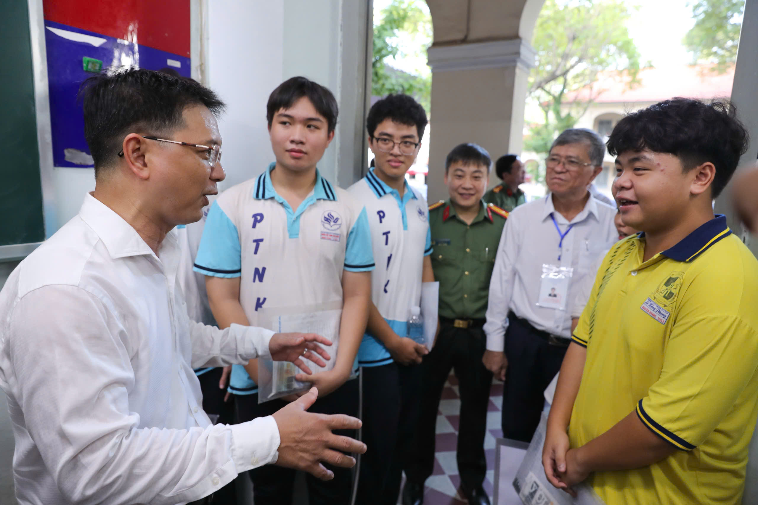 Sĩ tử TPHCM rạng rỡ, tự tin bước vào môn thi đầu tiên - Ảnh 9.