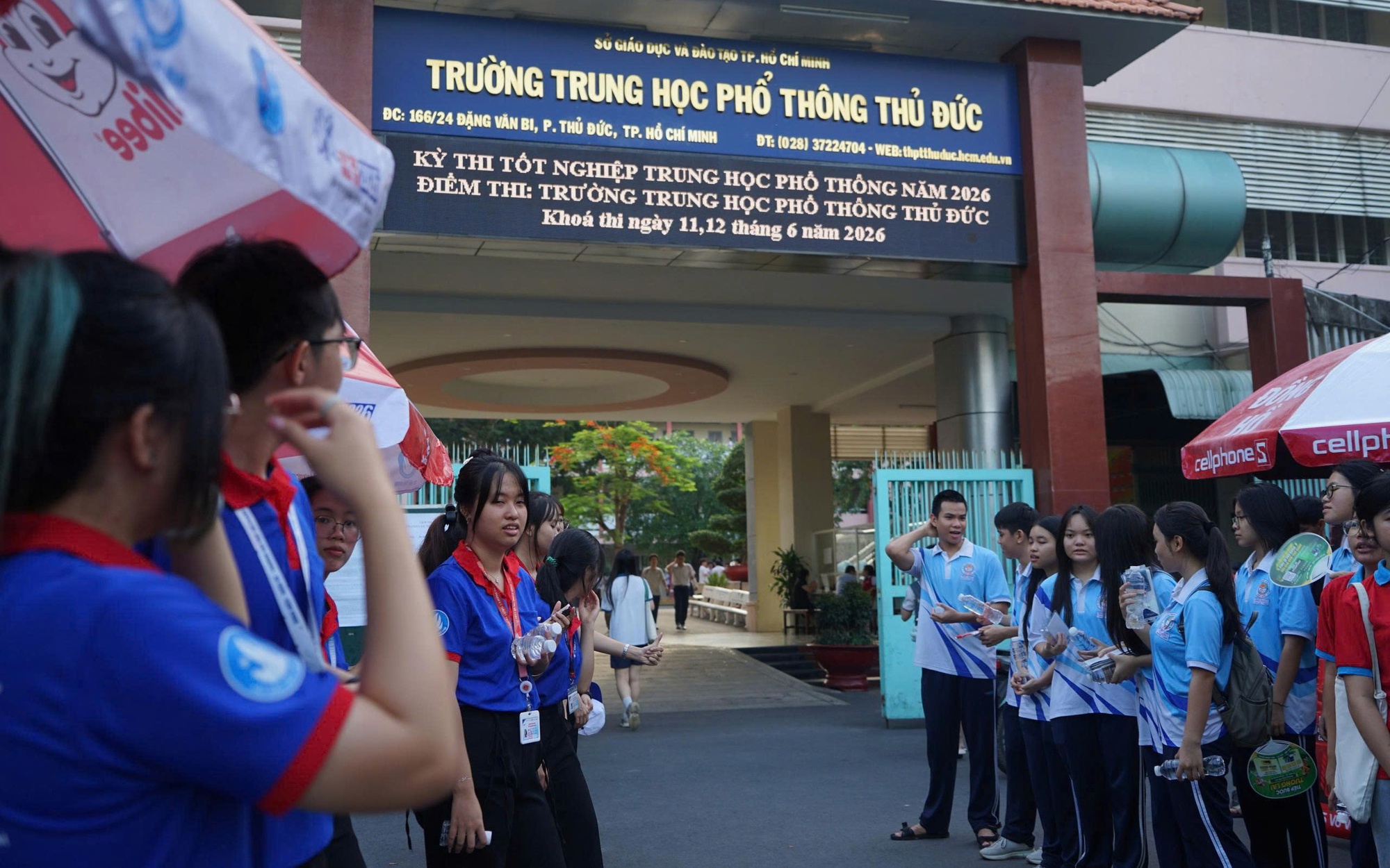 Mái hiên trong cơn mưa - Ảnh 2.