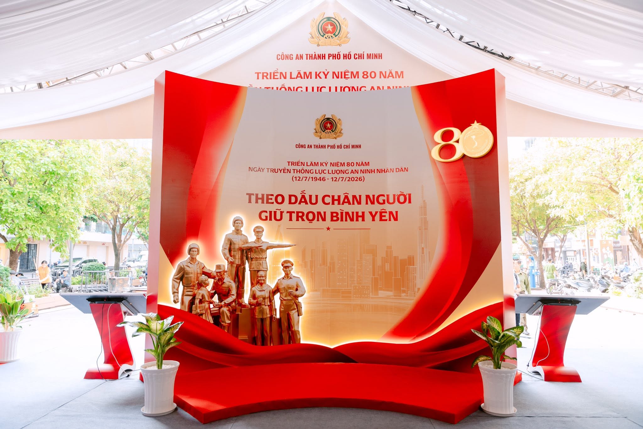 Hình ảnh ấn tượng đang diễn ra tại phố đi bộ Nguyễn Huệ - Ảnh 16.