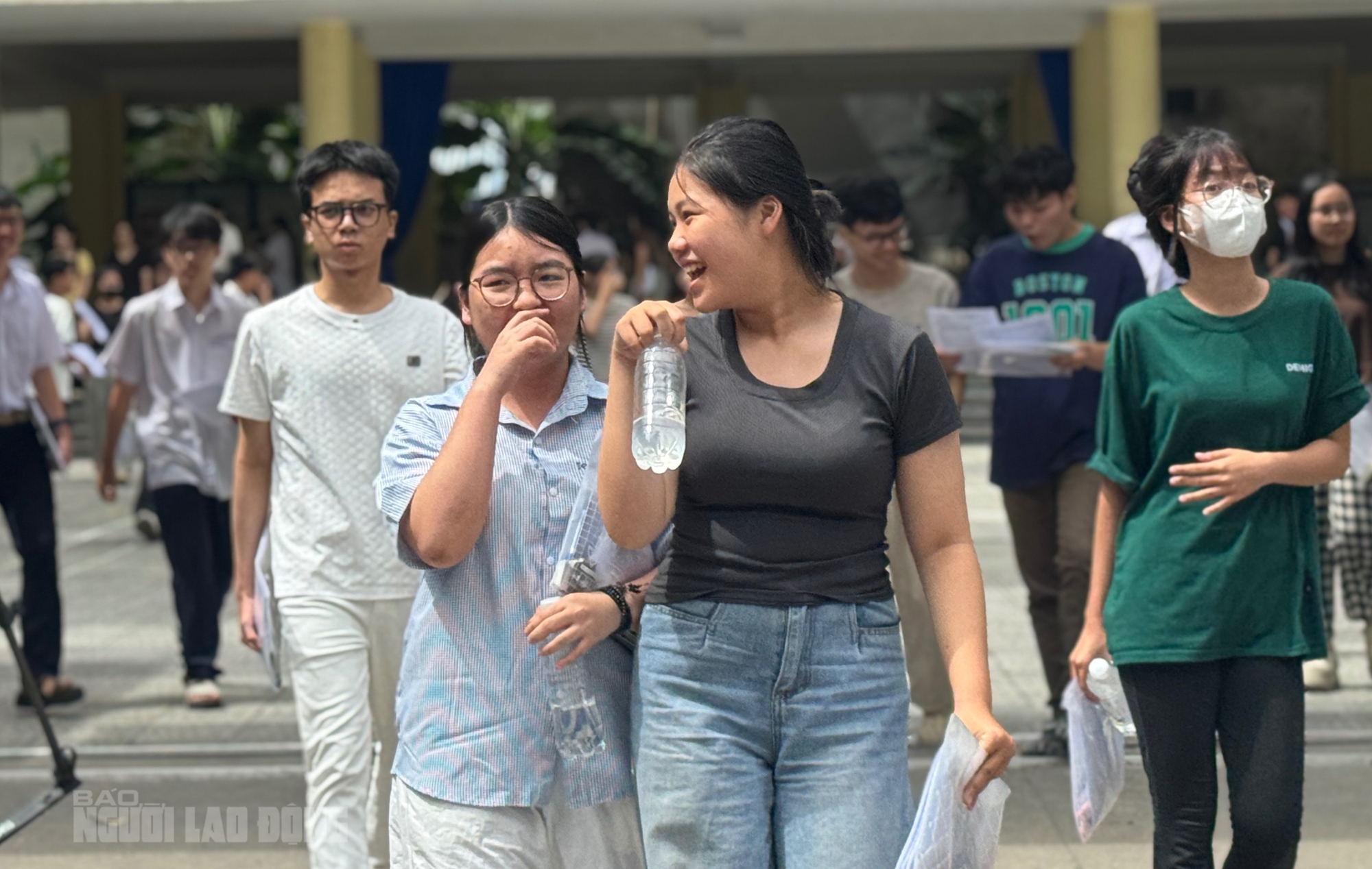 Đà Nẵng 2026: Thí sinh đánh giá đề thi tốt nghiệp THPT và điểm chuẩn có thể tăng - Ảnh 2. Đà Nẵng 2026: Thí sinh đánh giá đề thi tốt nghiệp THPT và điểm chuẩn có thể tăng - Ảnh 2.