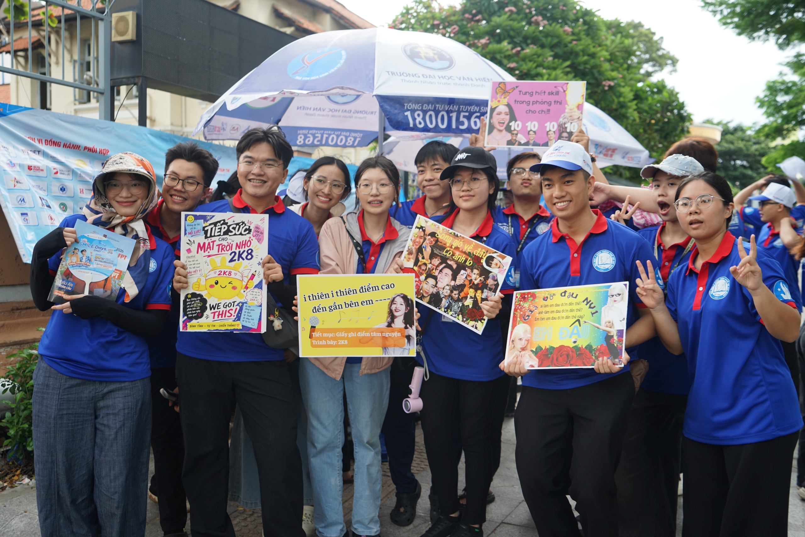 Những hình ảnh đẹp của sinh viên tình nguyện trong kỳ thi THPT 2026 - Ảnh 10.