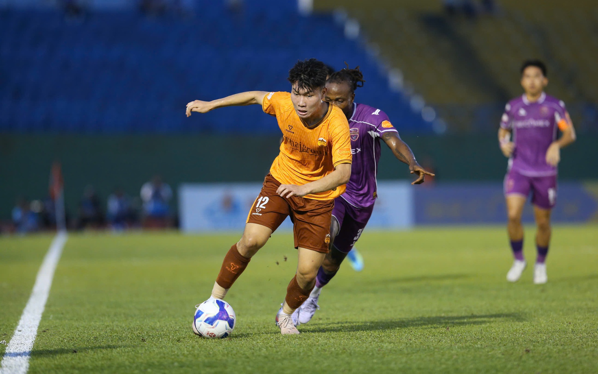 V-League và những gam màu đối lập (*): Bóng lăn đến cuối, niềm tin ở lại? - Ảnh 2.