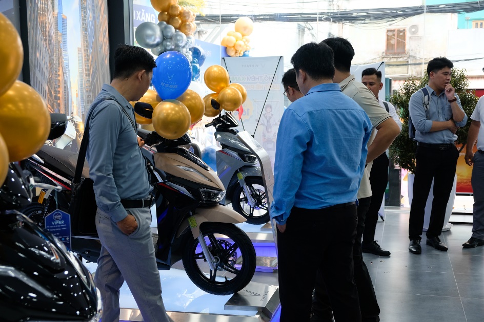 VinFast khai trương 66 đại lý xe máy điện mới trong 1 ngày, ra mắt mô hình showroom cao cấp EV-Zone - Ảnh 1.