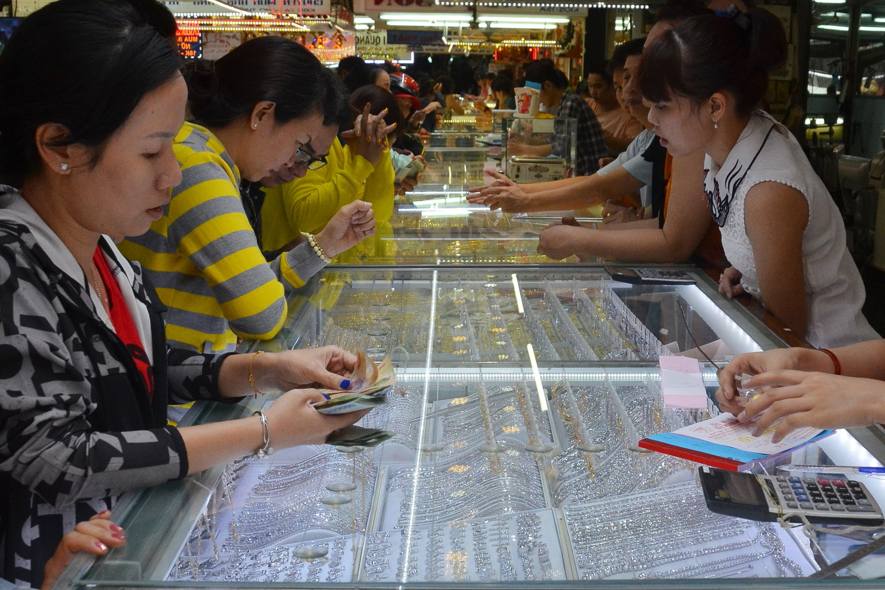 Giá vàng hôm nay 13-6: Tiếp tục đi lên - Ảnh 1.