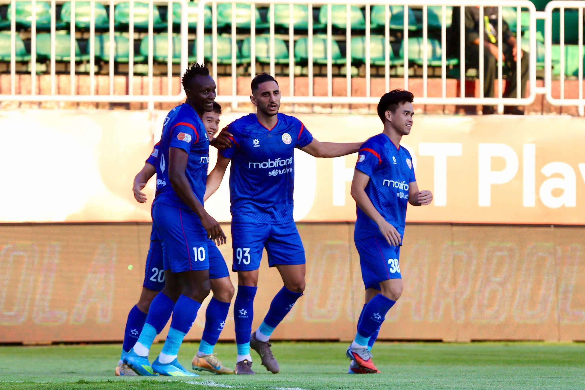 V-League và những gam màu đối lập (*): Bóng lăn đến cuối, niềm tin ở lại? - Ảnh 2. V-League và những gam màu đối lập (*): Bóng lăn đến cuối, niềm tin ở lại? - Ảnh 2.