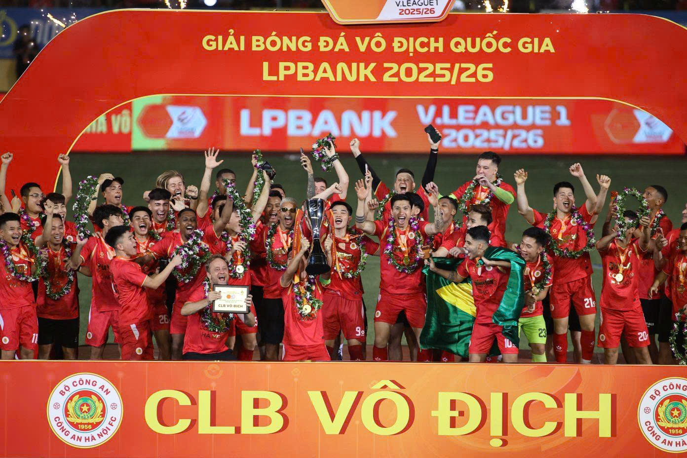V-League và những gam màu đối lập (*): Bóng lăn đến cuối, niềm tin ở lại? - Ảnh 1. V-League và những gam màu đối lập (*): Bóng lăn đến cuối, niềm tin ở lại? - Ảnh 1.