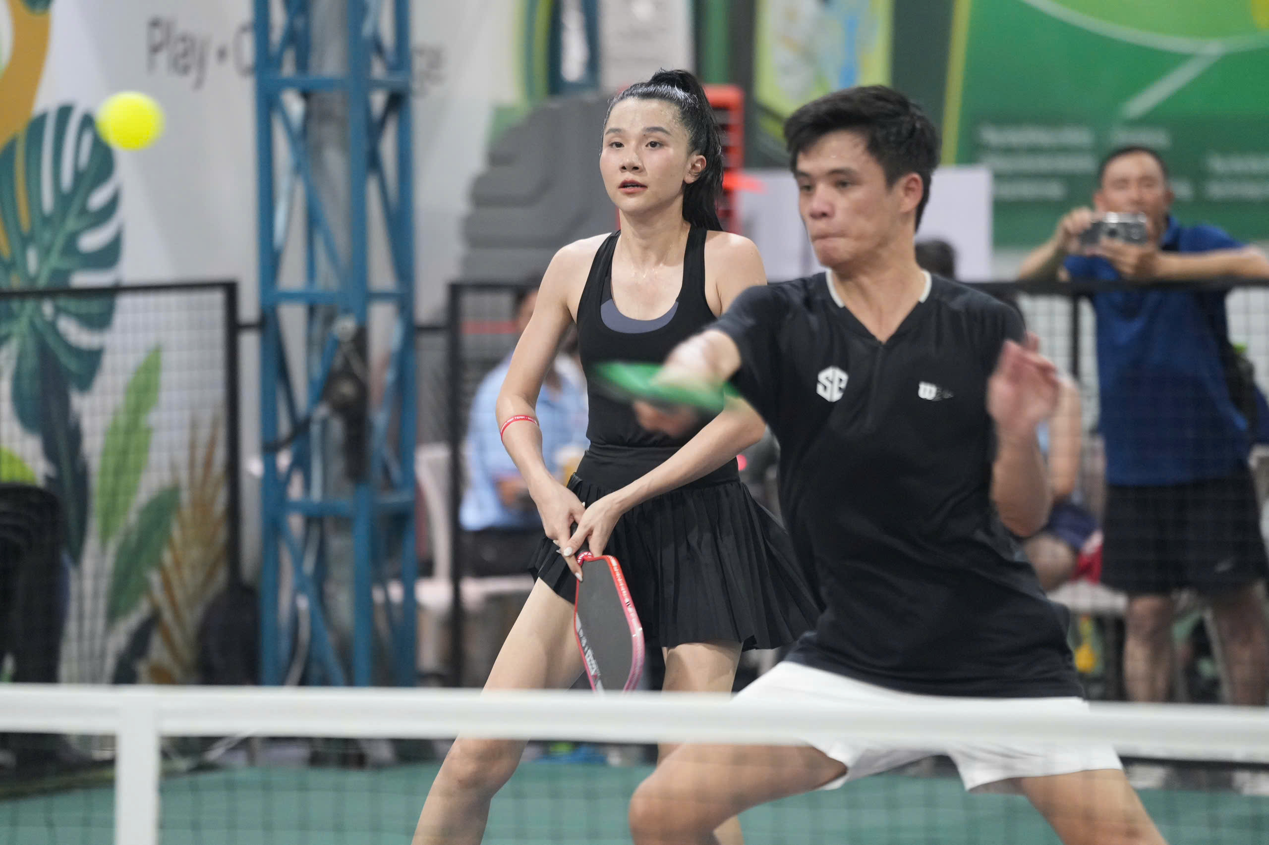 Giải pickleball B&aacute;o Người Lao Động năm 2026: Diễn vi&ecirc;n Th&uacute;y Ng&acirc;n gi&agrave;nh giải nhất cặp đ&ocirc;i nam nữ nghệ - Ảnh 10.