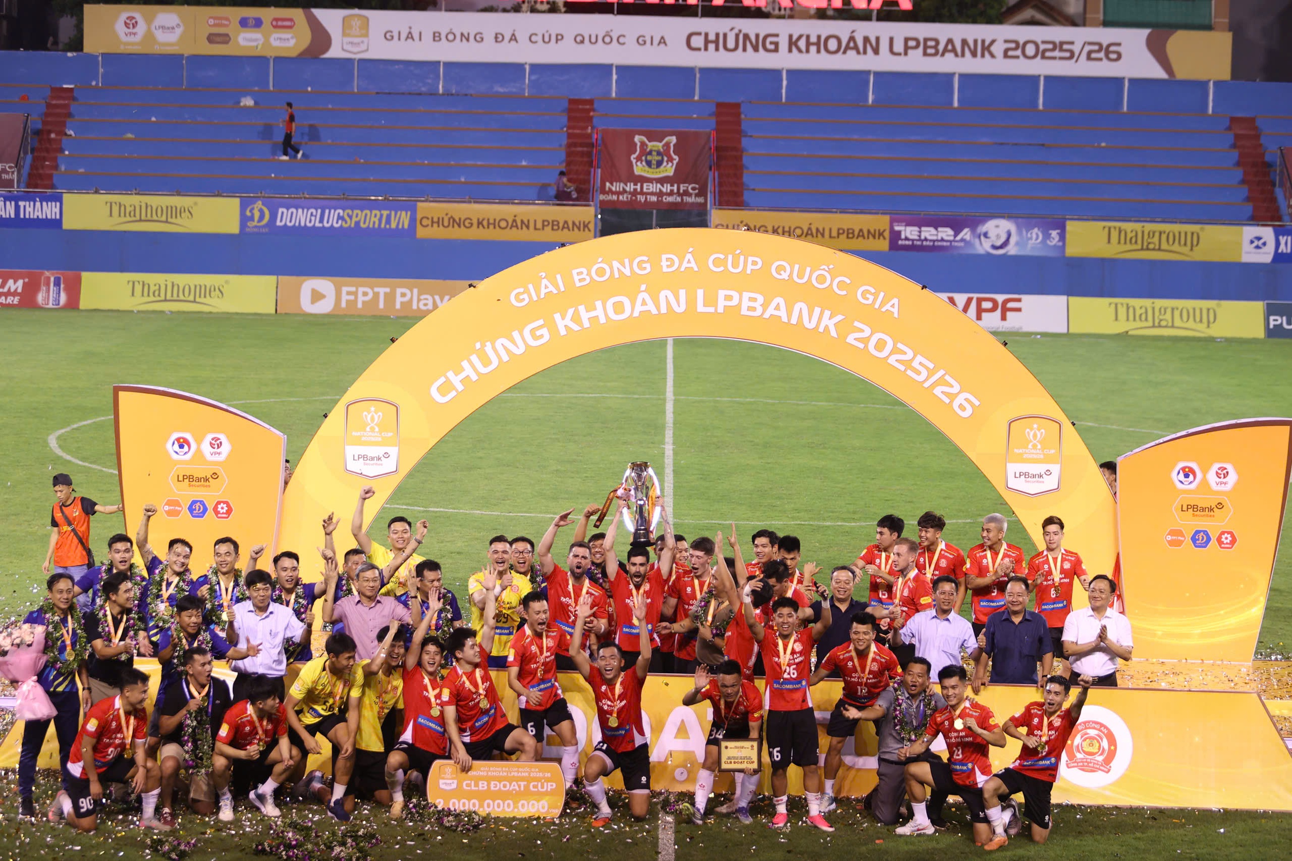Thắng đẹp Ninh Bình FC, CLB Công an TP HCM vô địch Cúp Quốc gia 2025-2026 - Ảnh 9.