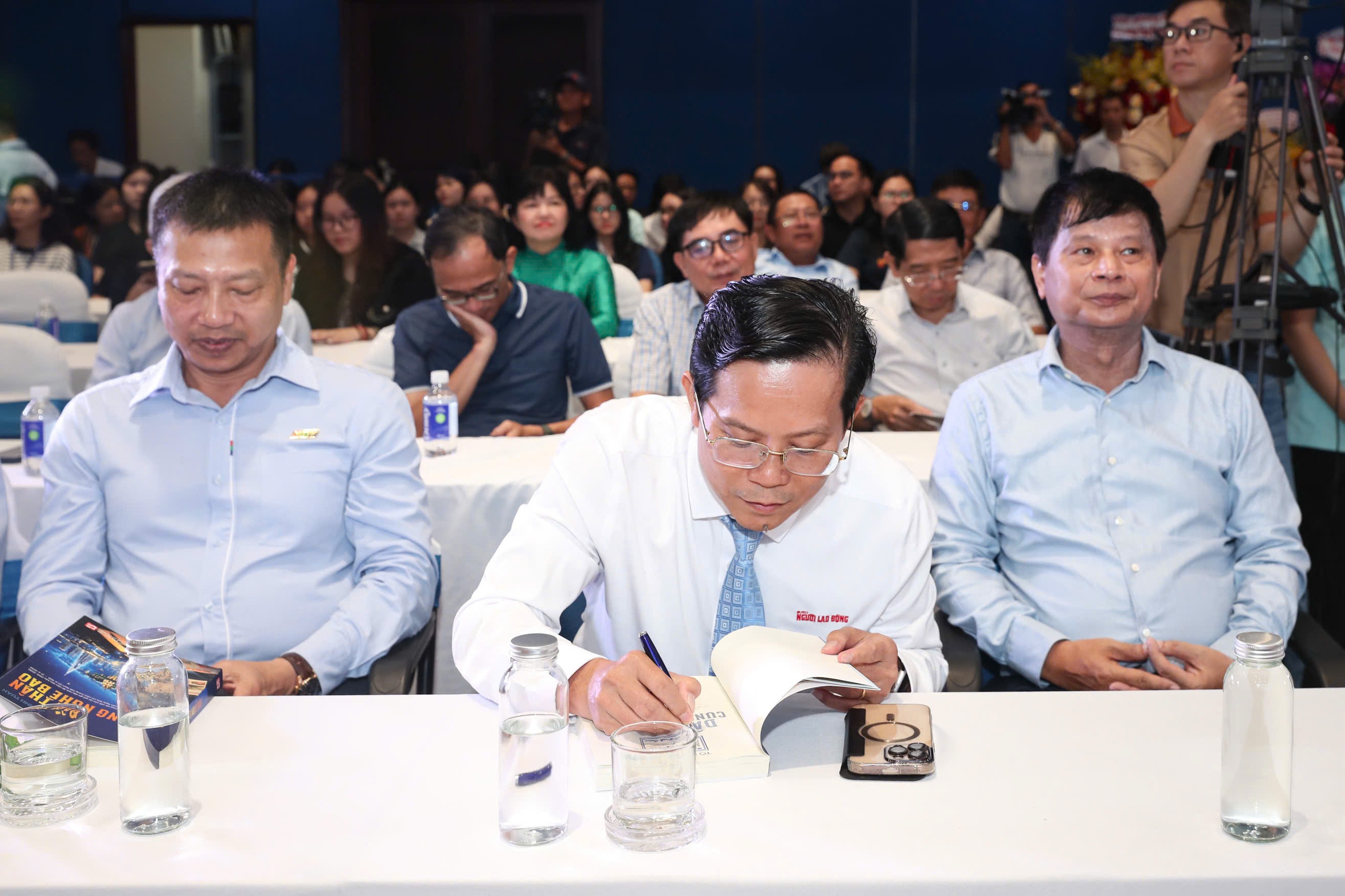 Ra mắt sách