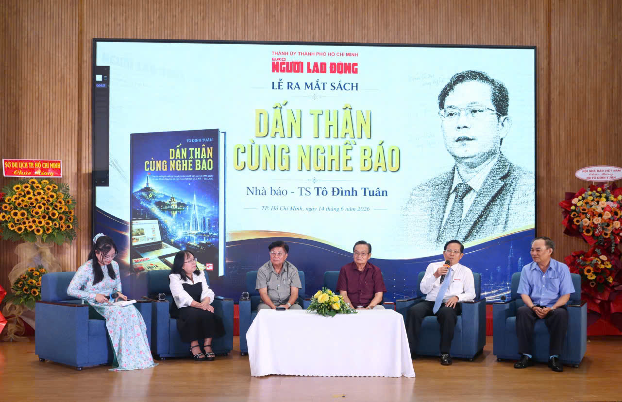RA MẮT SÁCH “DẤN THÂN CÙNG NGHỀ BÁO” CỦA NHÀ BÁO - TS TÔ ĐÌNH TUÂN: Dấn thân để phụng sự xã hội - Ảnh 1.