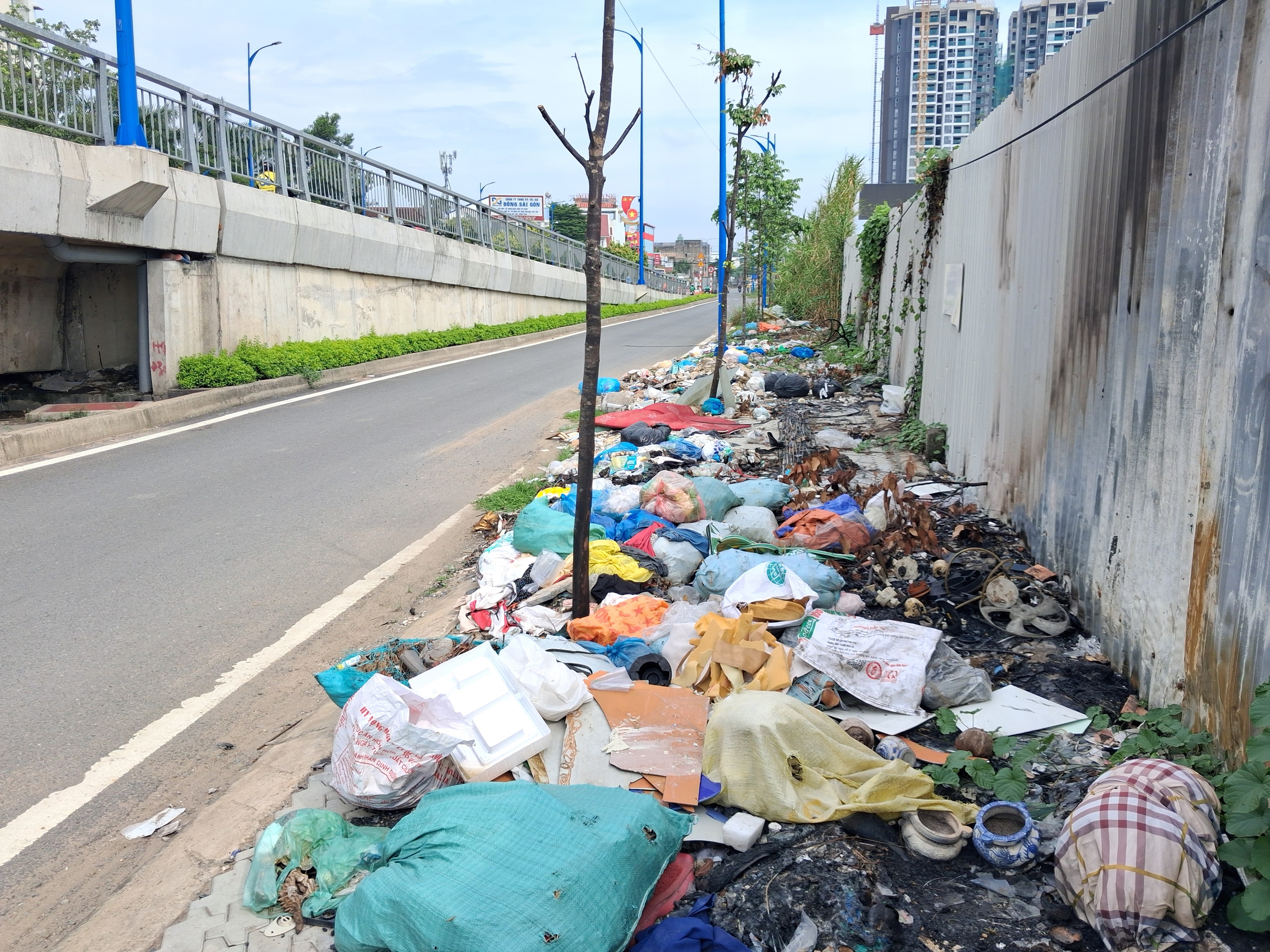 Rác thải tràn lan bên cầu Nam Lý - Ảnh 1.