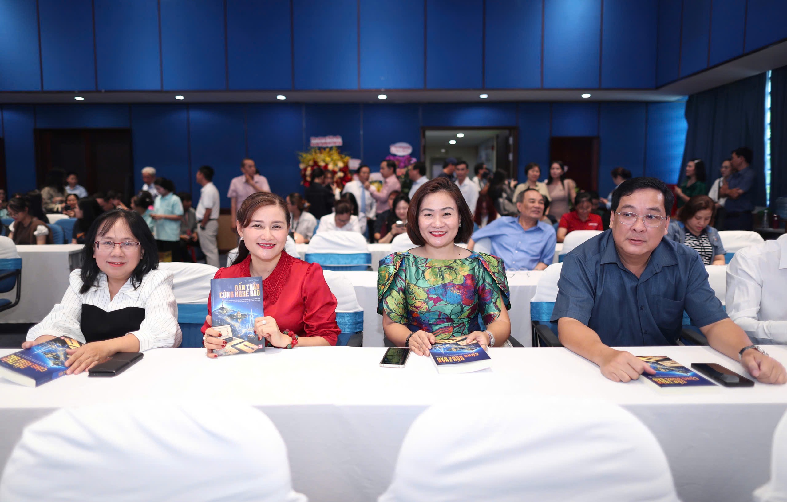 Nhà báo Tô Đình Tuân: "Cuốn sách này không phải của riêng tôi" - Ảnh 3.