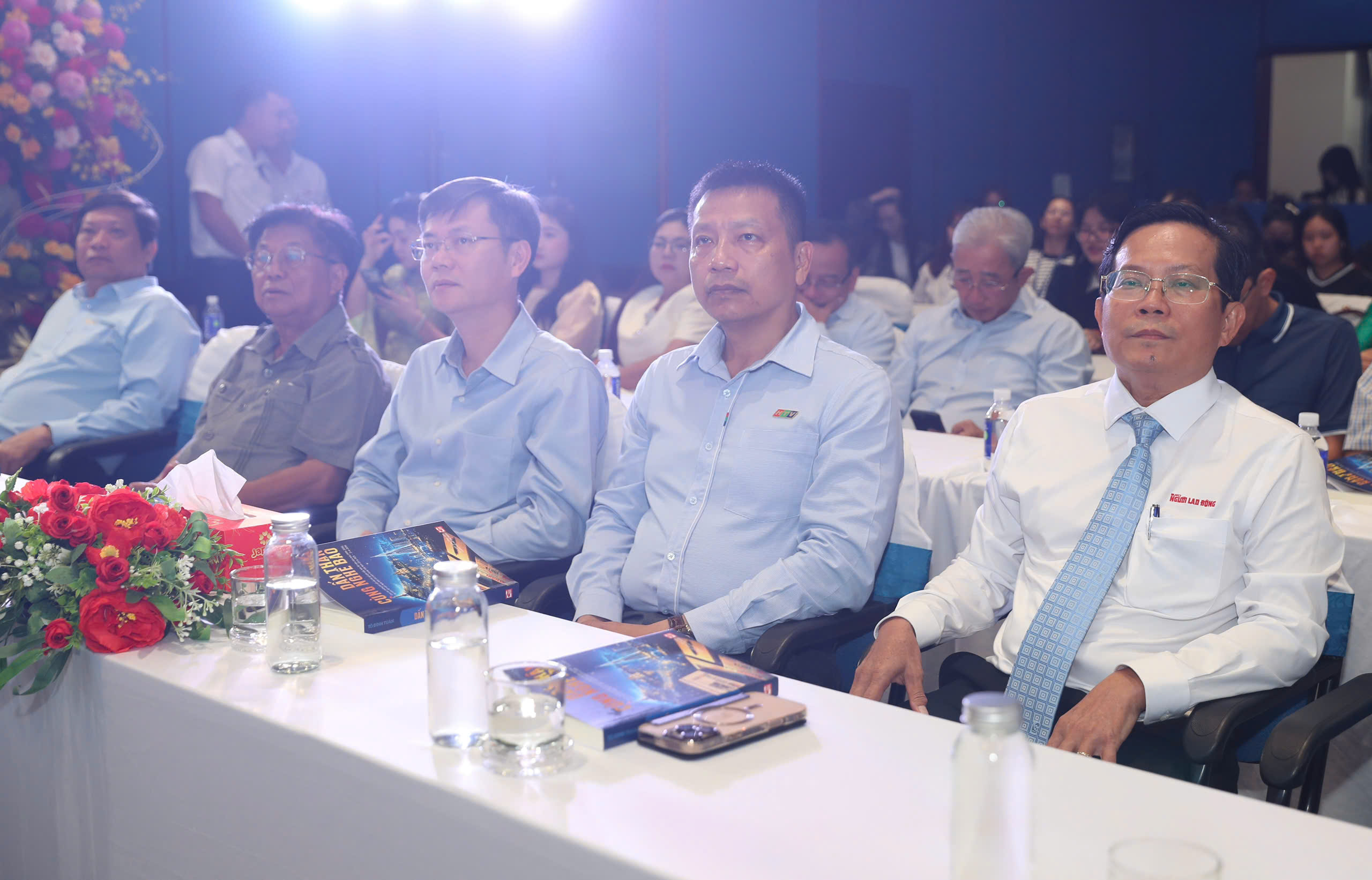 Nhà báo Tô Đình Tuân: "Cuốn sách này không phải của riêng tôi" - Ảnh 2.